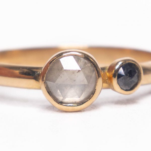 Anillo artesanal de oro con diamante salt and pepper y diamante negro joyeria hecha a mano por Punay Proyect en España