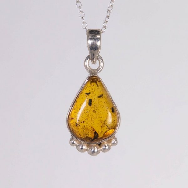 Colgante de plata 925 con ámbar natural mexicano un diseño hecho a mano por Punay Project en España.