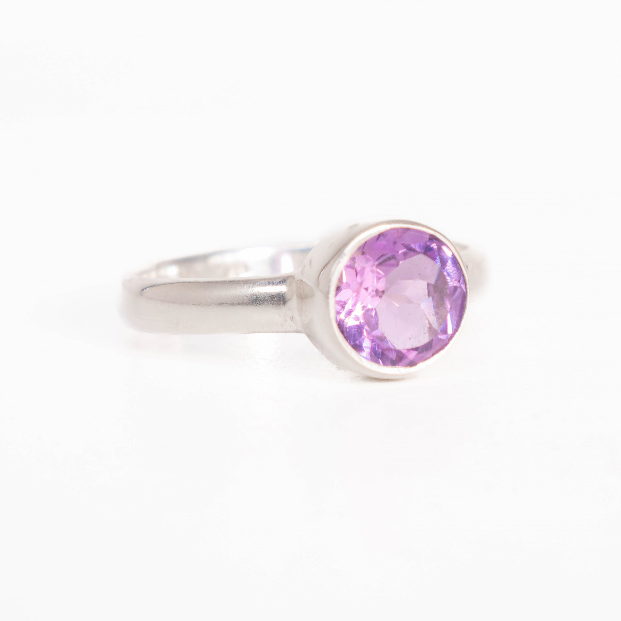 anillo de plata con amatista Anillo de plata 925 con piedra amatista facetada talla redonda hecho a mano por Punay Project en España