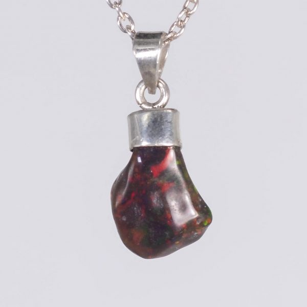 Colgante de plata 925 con ópalo negro en bruto, un diseño exclusivo hecho a mano por Punay Project en España