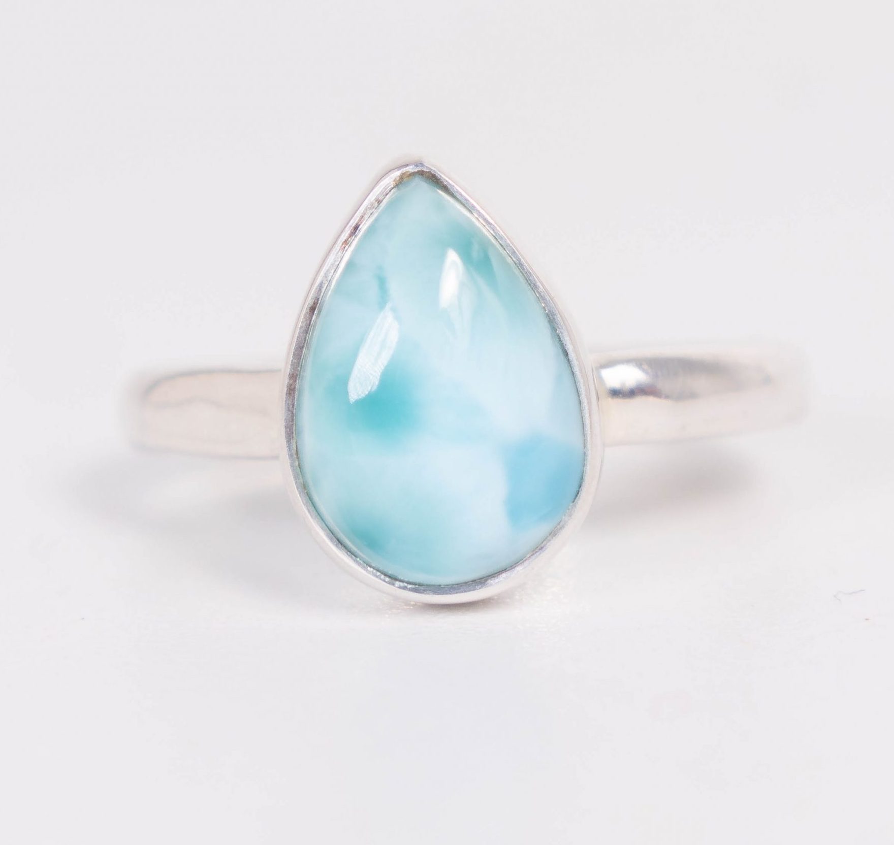 Anillo de plata con Larimar Anillo de plata 925 con Larimar, diseño hecho a mano por Punay Project en España.