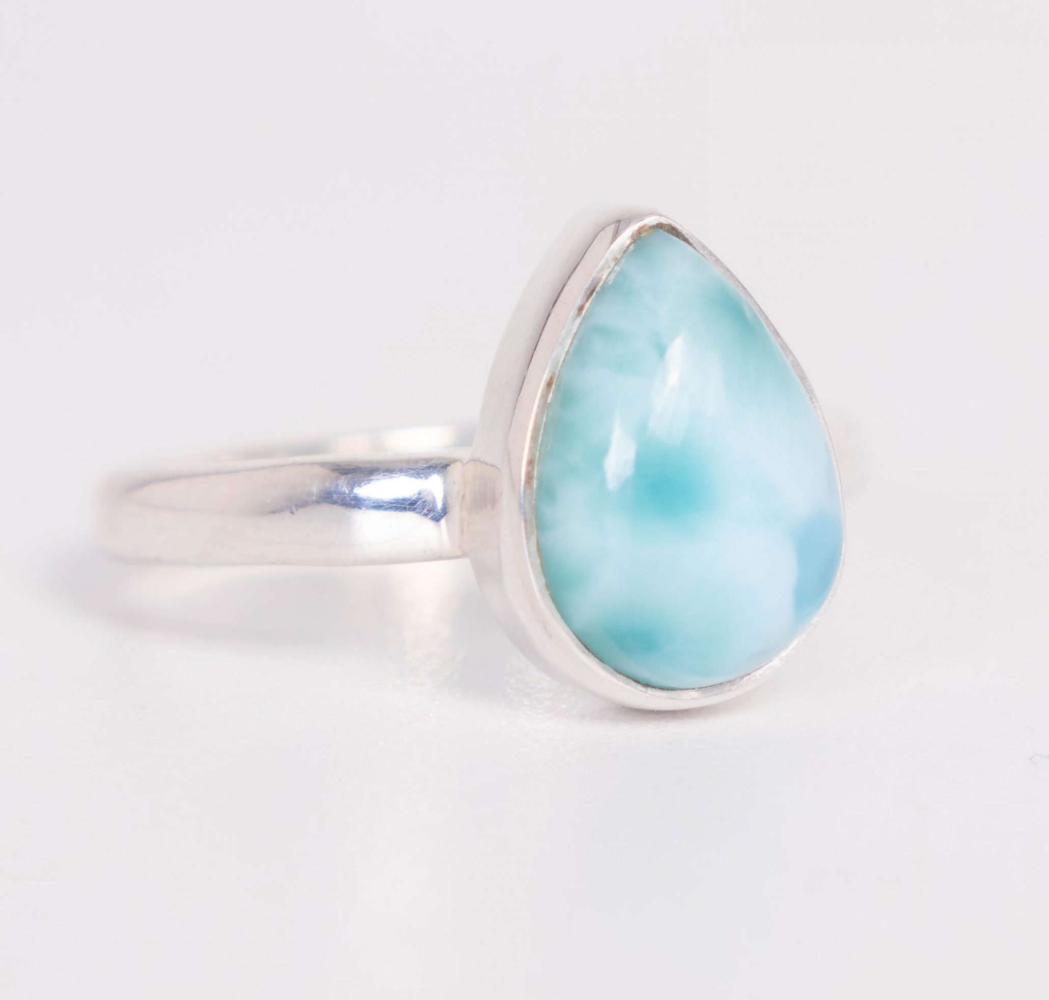Anillo de plata 925 con Larimar, diseño hecho a mano por Punay Project en España.