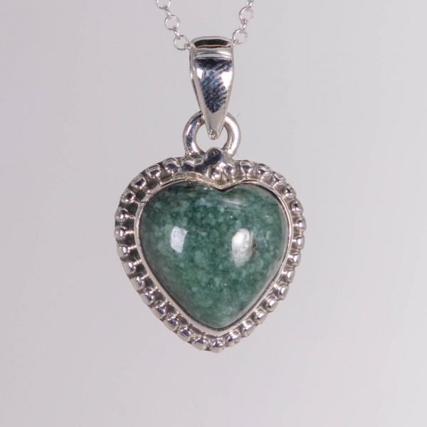 Colgante de plata 925 con Jade de Guatemala en forma de corazón, hecho a mano por Punay Project en España.
