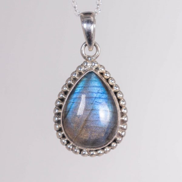 Colgante de plata 925 con Labradorita, diseño exclusivo hecho a mano por Punay Project en España.