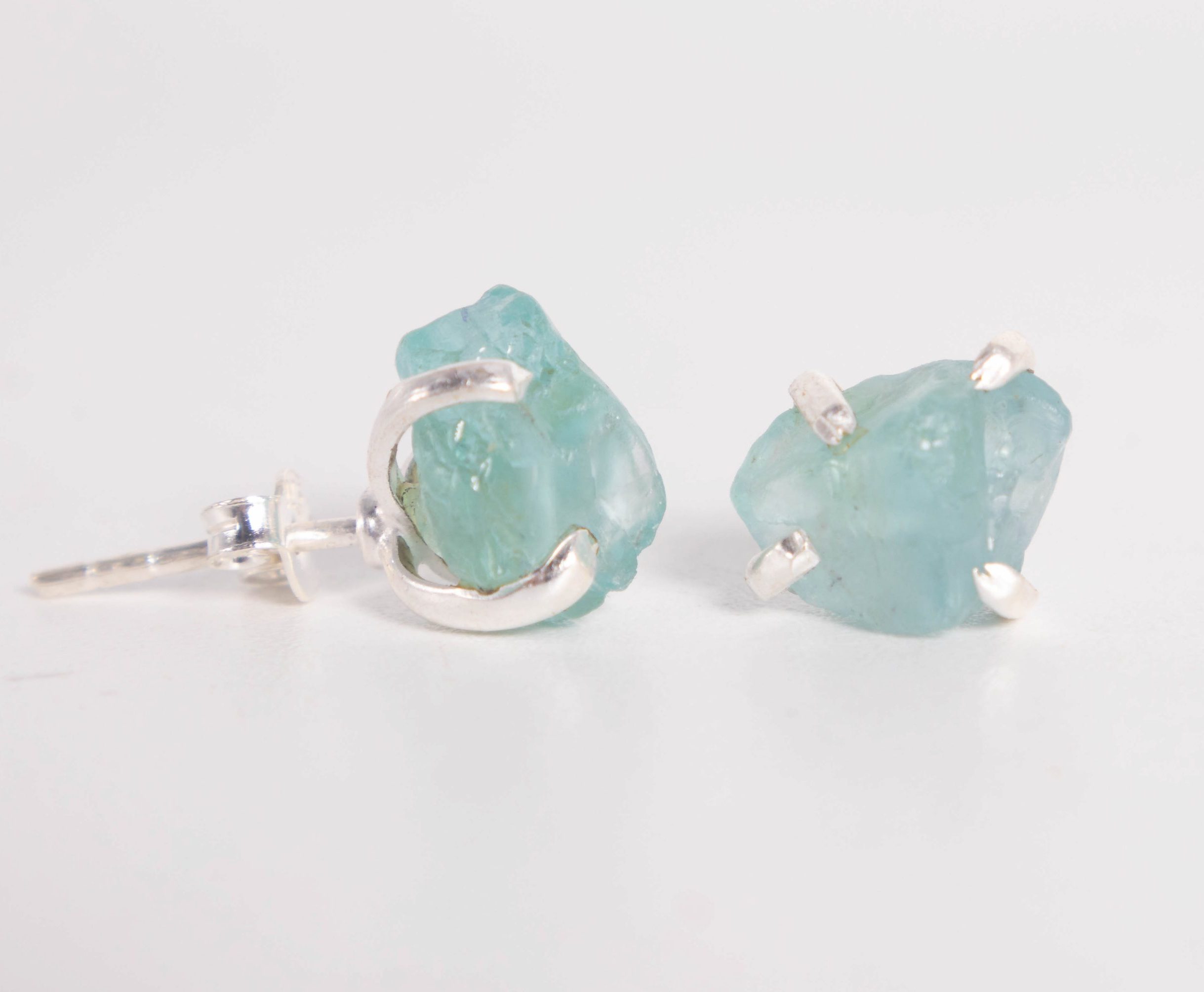 Pendientes de plata con aguamarinas en bruto. Pendientes de plata 925 con Aguamarinas en bruto hecho a mano por Punay Project en España