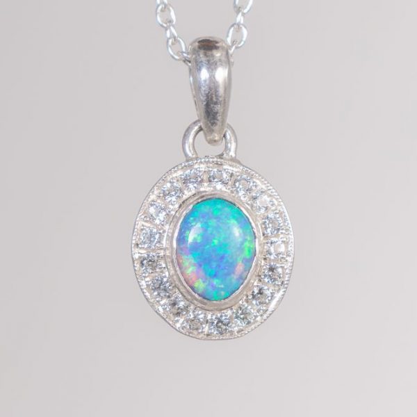 Colgante de plata 925 con Ópalo Australiano sólido y 17 Zafiros blancos, un diseño exclusivo hecho a mano por Punay Project en España.