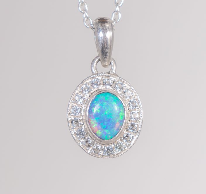 Colgante de plata hecho a mano con ópalo australiano y zafiros blancos Colgante de plata 925 con Ópalo Australiano sólido y 17 Zafiros blancos, un diseño exclusivo hecho a mano por Punay Project en España.