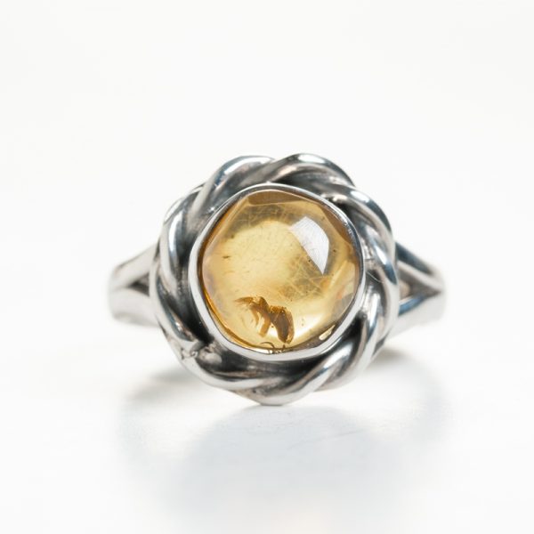 Anillo de plata 925 con Ámbar mexicano, un diseño exclusivo hecho a mano por Punay Project en el taller de joyería de España.