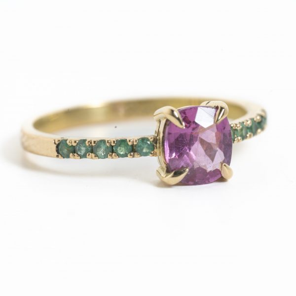 Anillo de oro con Espinela Rosa natural y diez Esmeraldas, un diseño exclusivo de hecho a mano por Punay Project en España.