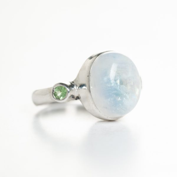 Anillo de plata 925 con Piedra Luna y dos Tsavoritas talla diamante; un diseño exclusivo hecho a mano por Punay project en España.