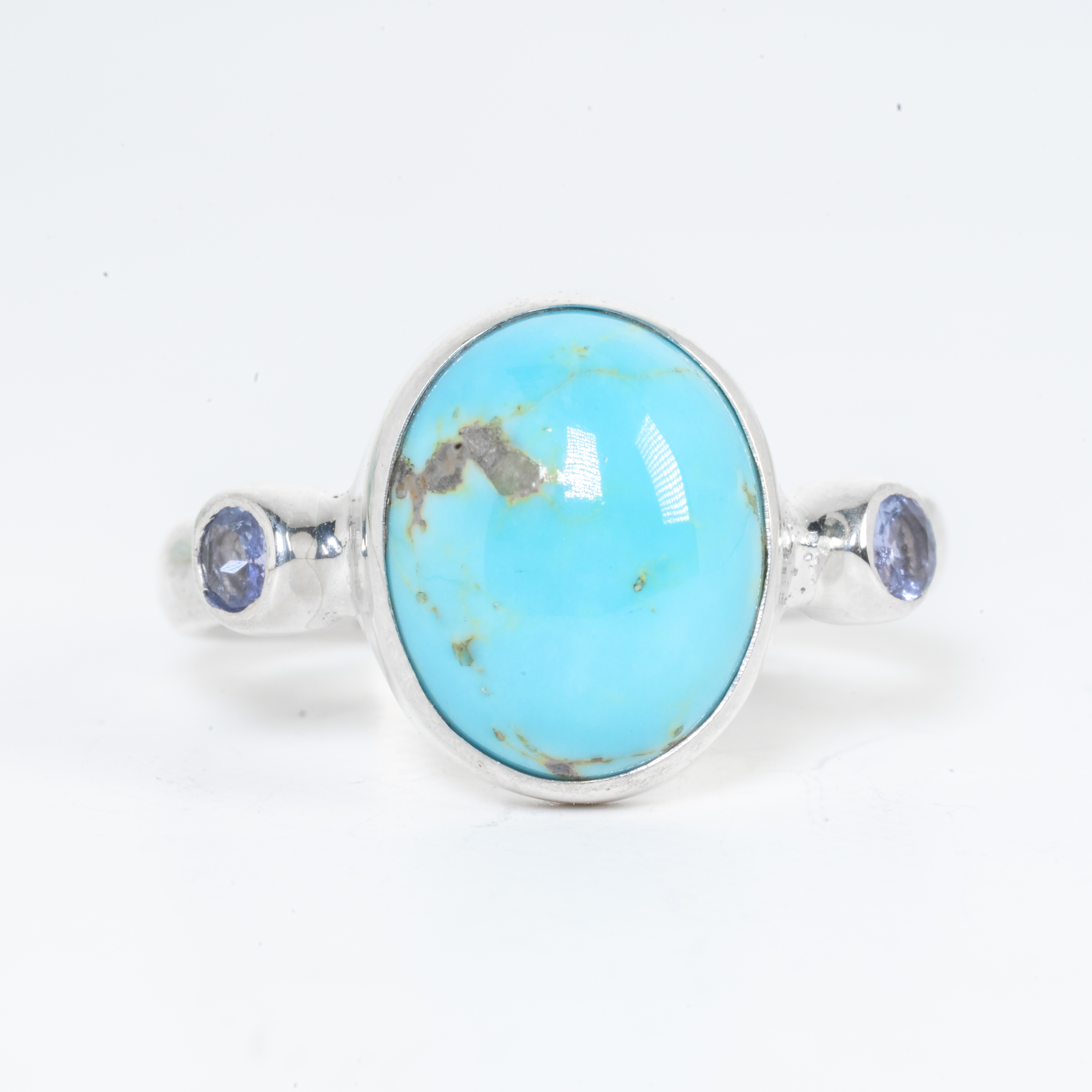 Anillo de plata 915 con Turquesa de Arizona y dos Tanzanitas facetadas hecho a mano por Punay Project