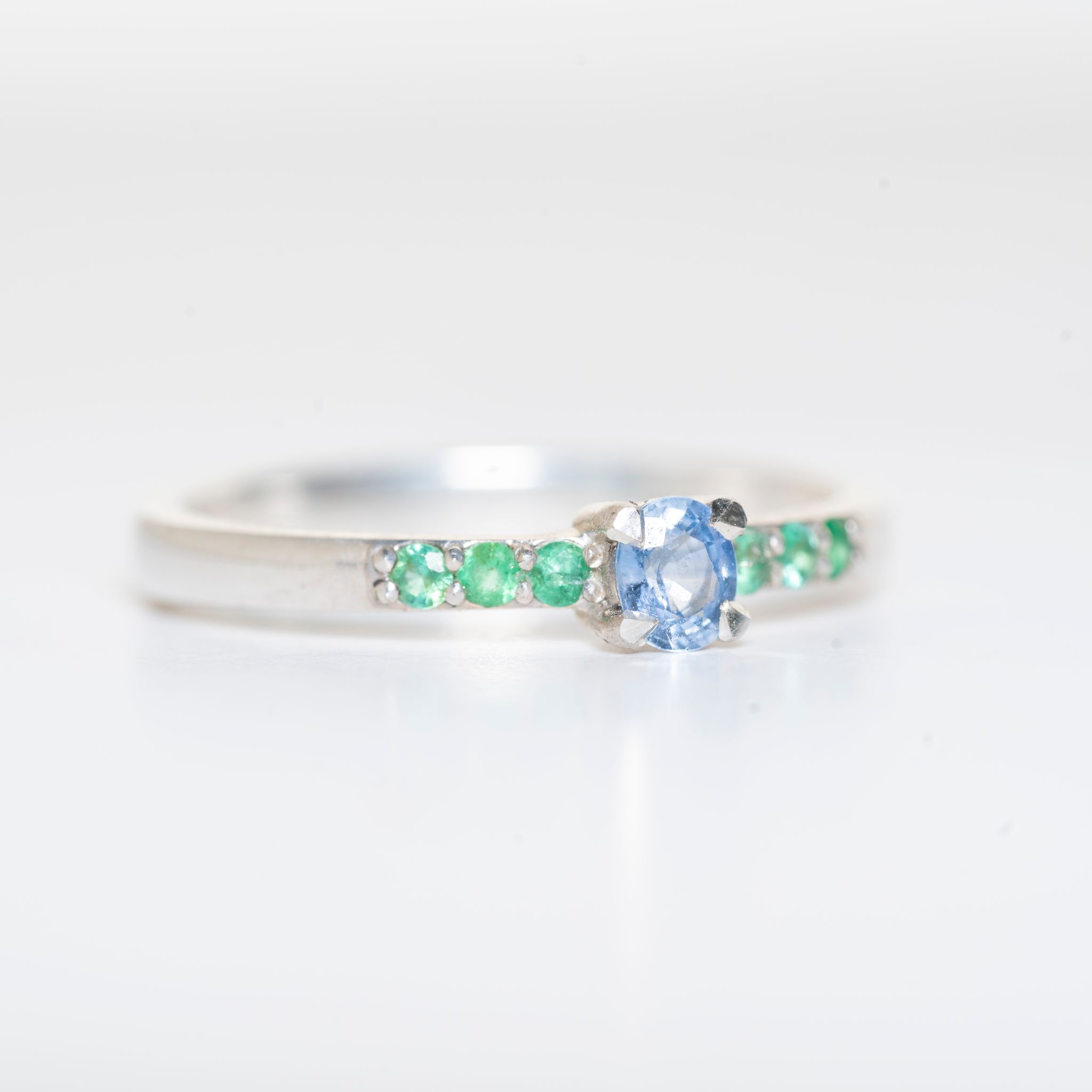 Anillo de plata 925 con Zafiro Azul talla brillante y 6 Esmeraldas facetadas