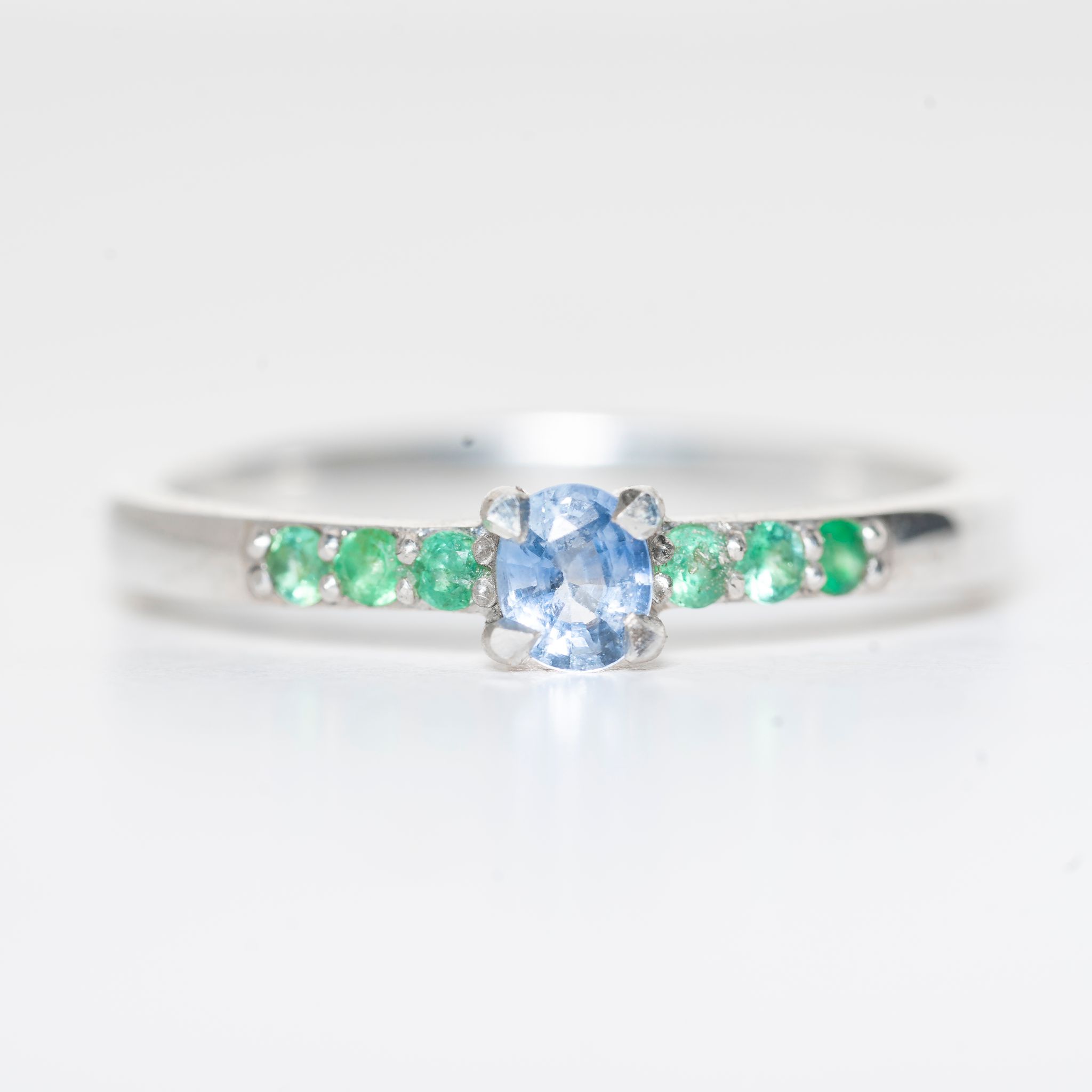 Anillo de plata 925 con Zafiro Azul talla brillante y 6 Esmeraldas facetadas