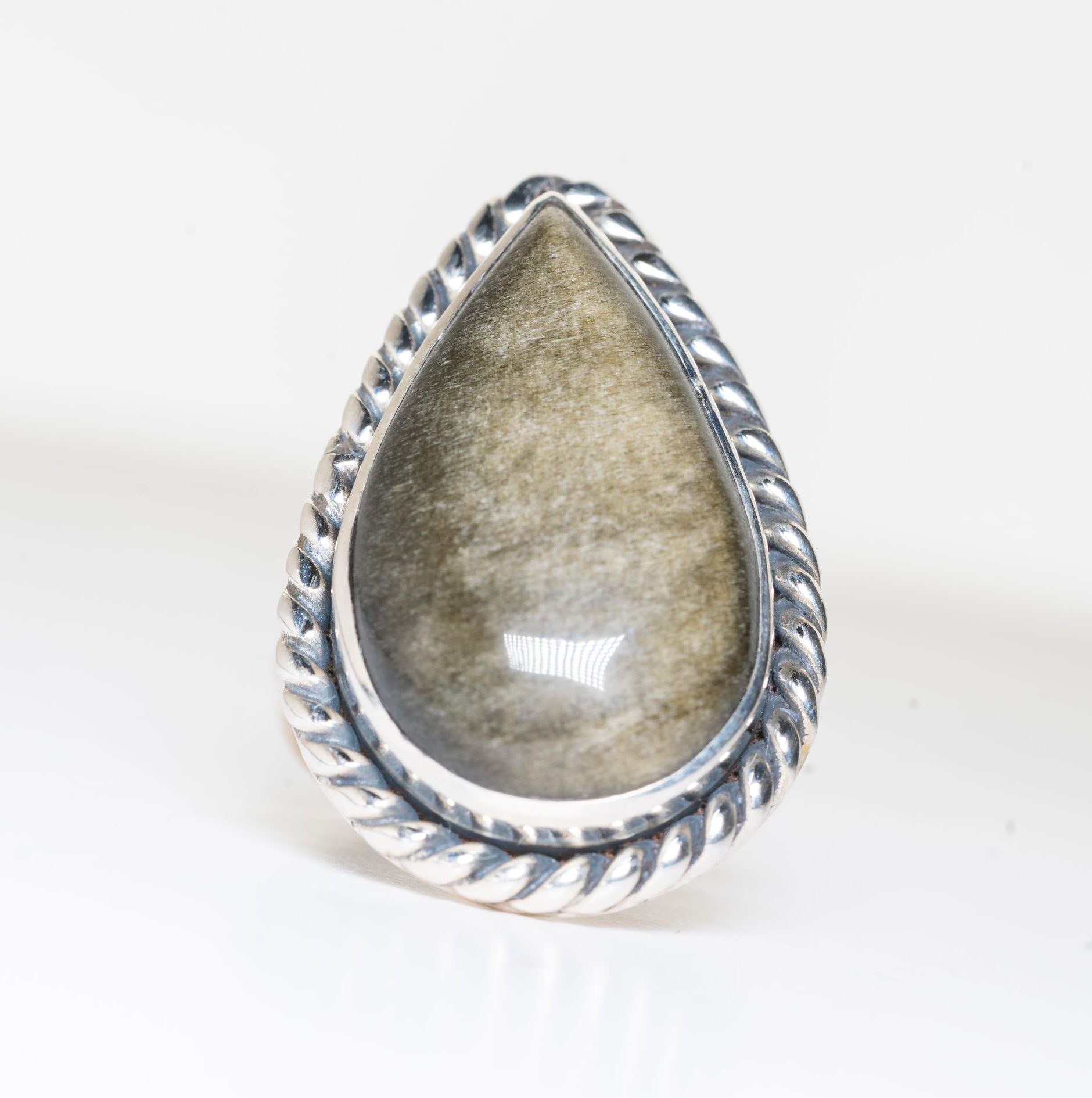 Anillo de plata 925 con piedra Obsidiana de México, un diseño exclusivo de Punay Project hecho a mano en el Taller de joyería en España.