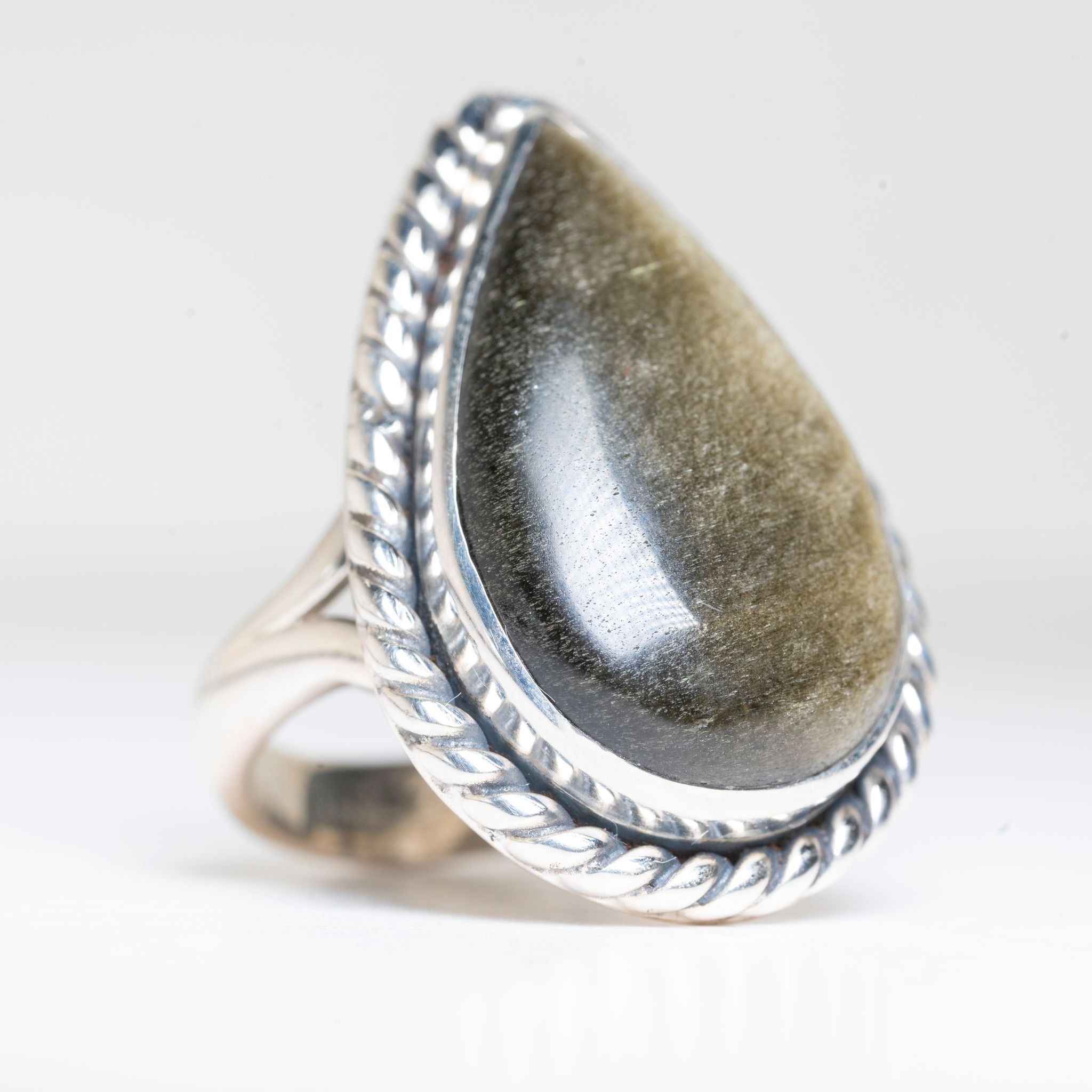 Anillo de plata 925 con piedra Obsidiana de México, un diseño exclusivo de Punay Project hecho a mano en el Taller de joyería en España.