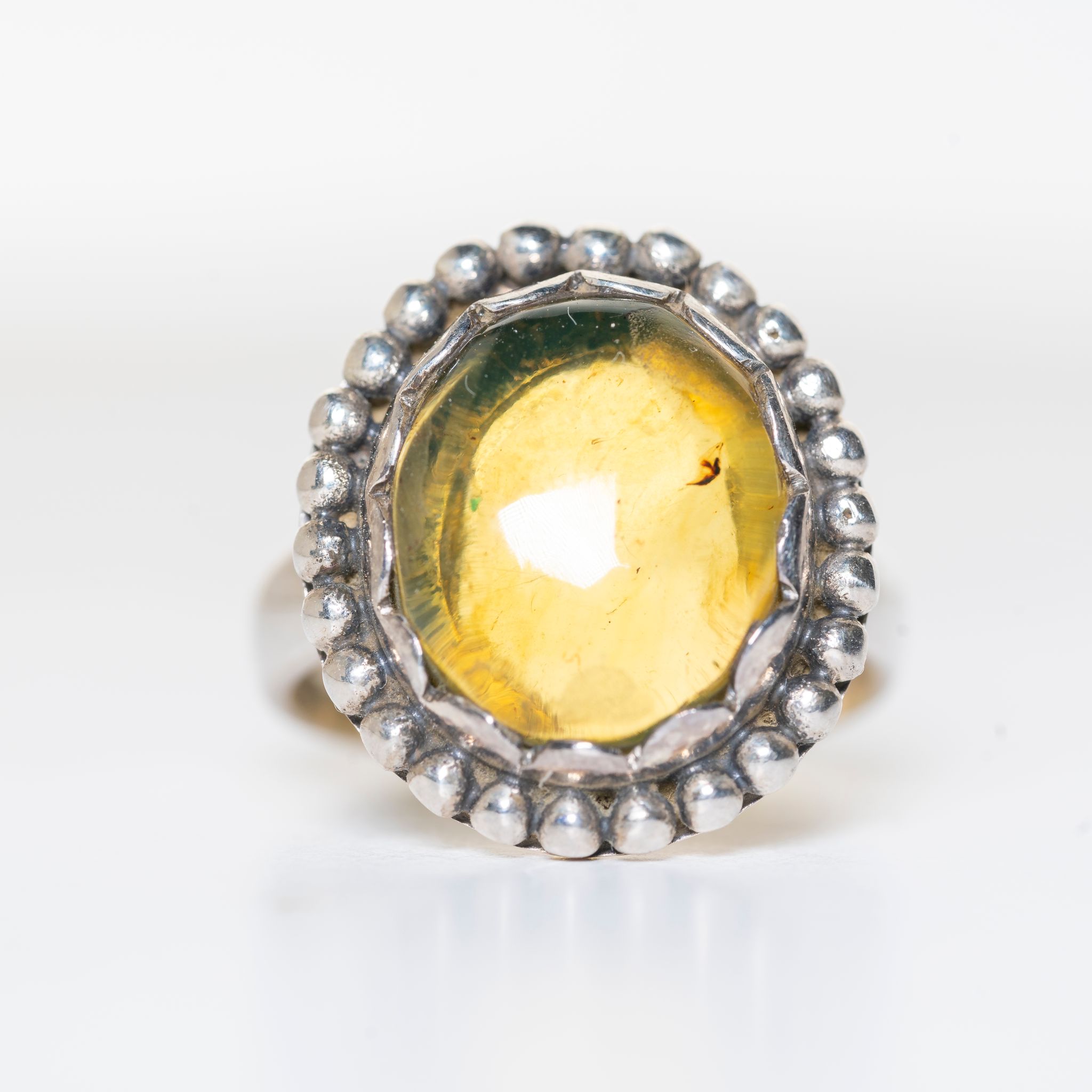 Anillo de plata 925 con Ámbar de México, un diseño exclusivo de Punay Project hecho a mano en el Taller de joyería en España.