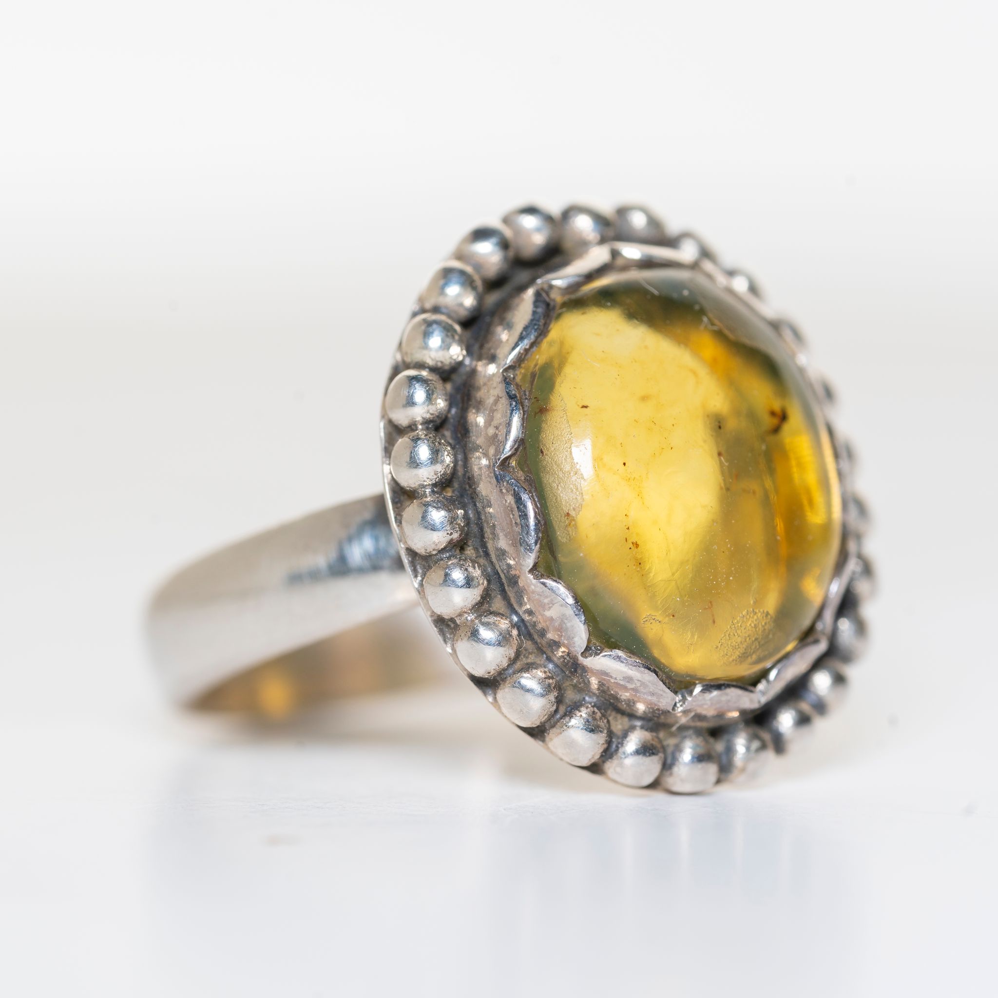 Anillo de plata 925 con Ámbar de México, un diseño exclusivo de Punay Project hecho a mano en el Taller de joyería en España.