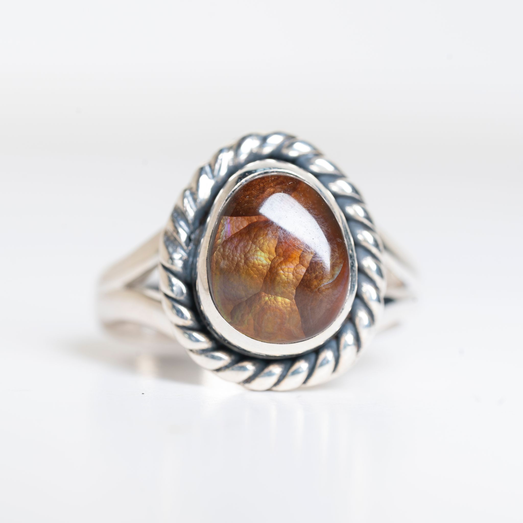 Anillo de plata 925 con Ágata de Fuego, un diseño exclusivo de Punay Project hecho a mano en el Taller de joyería en España.