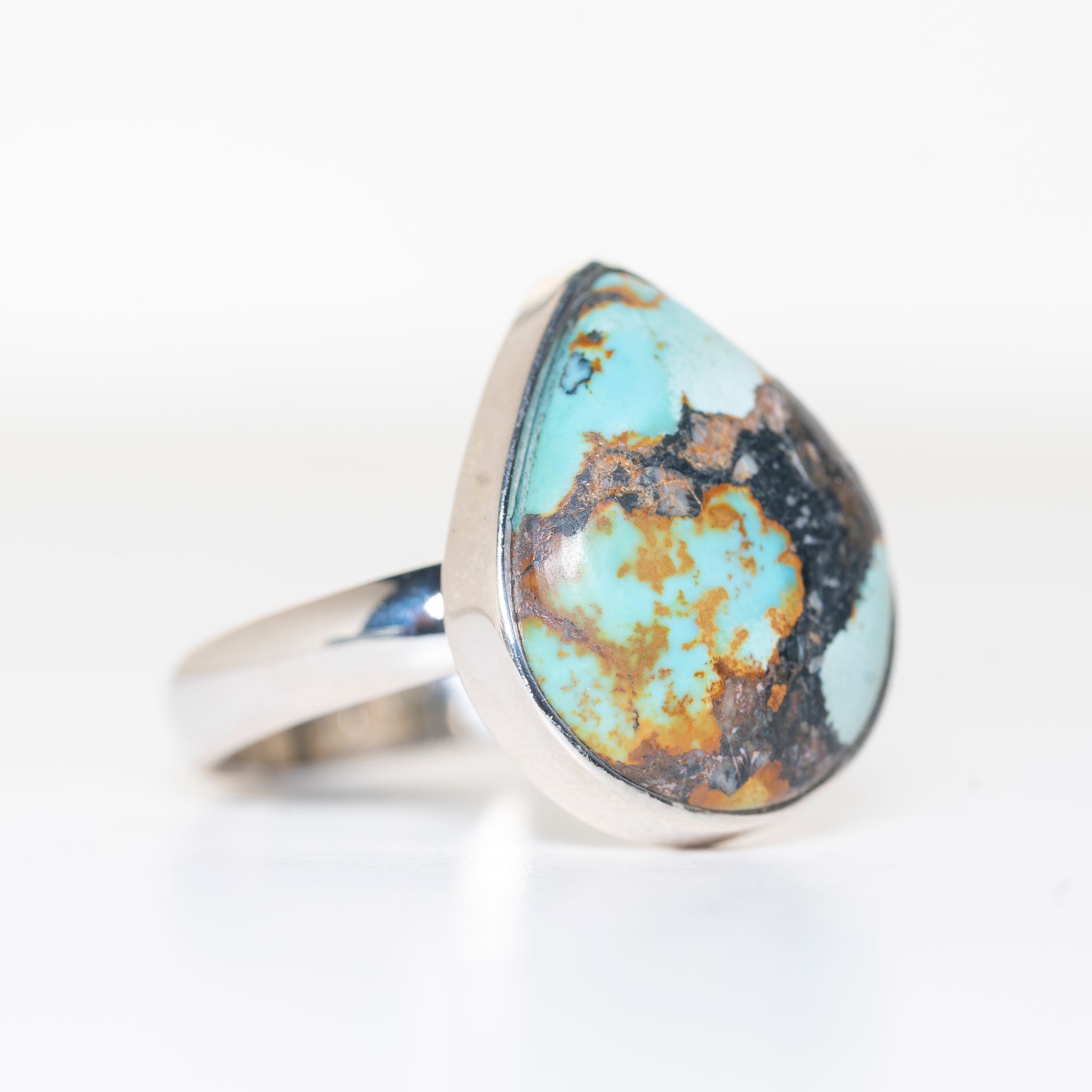 Anillo de plata 925 con Turquesa de Arizona, un diseño exclusivo de Punay Project hecho a mano en el Taller de joyería en España.