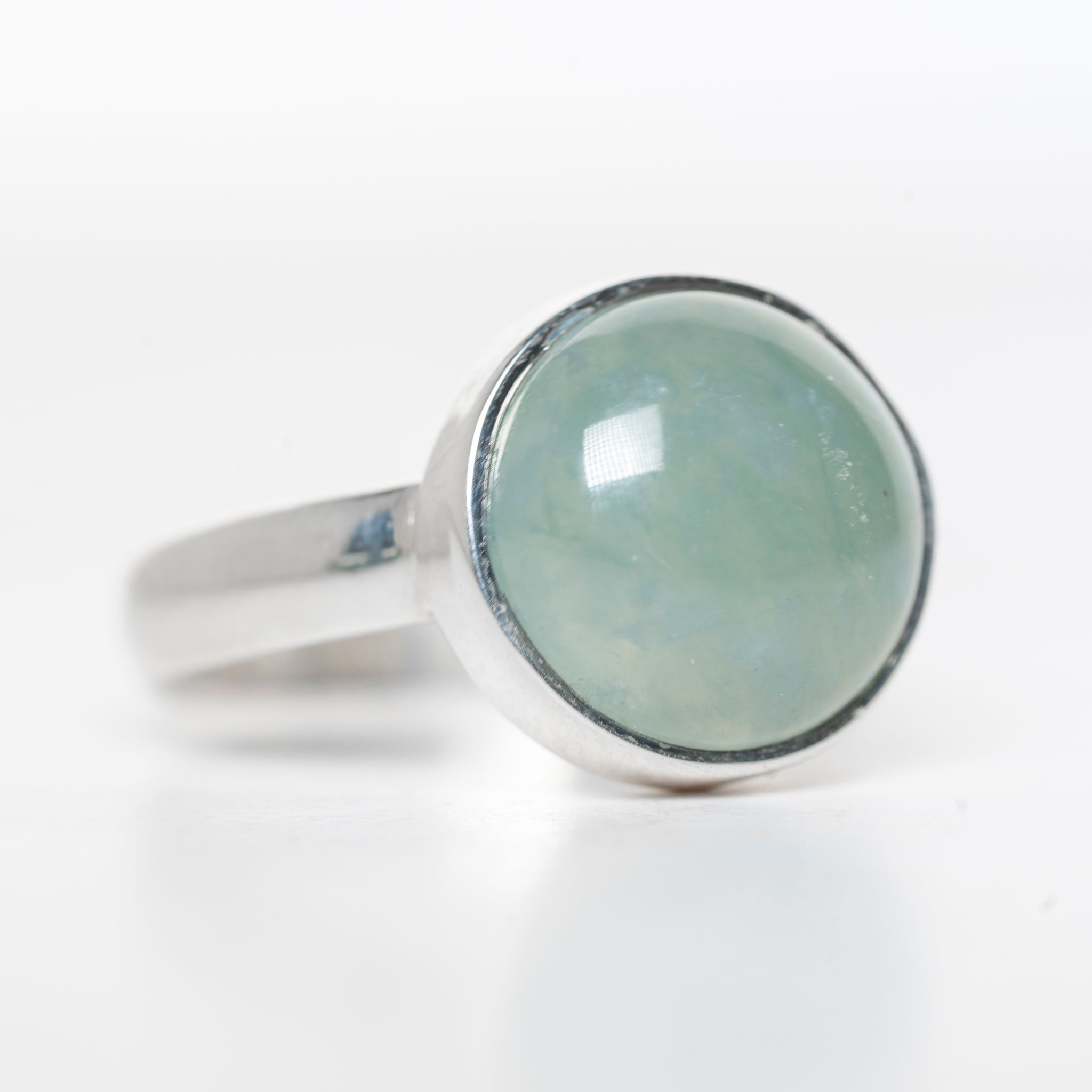 Anillo de plata 925 con Jade traslúcido de Guatemala, un diseño exclusivo de Punay Project hecho a mano en el Taller de joyería en España.