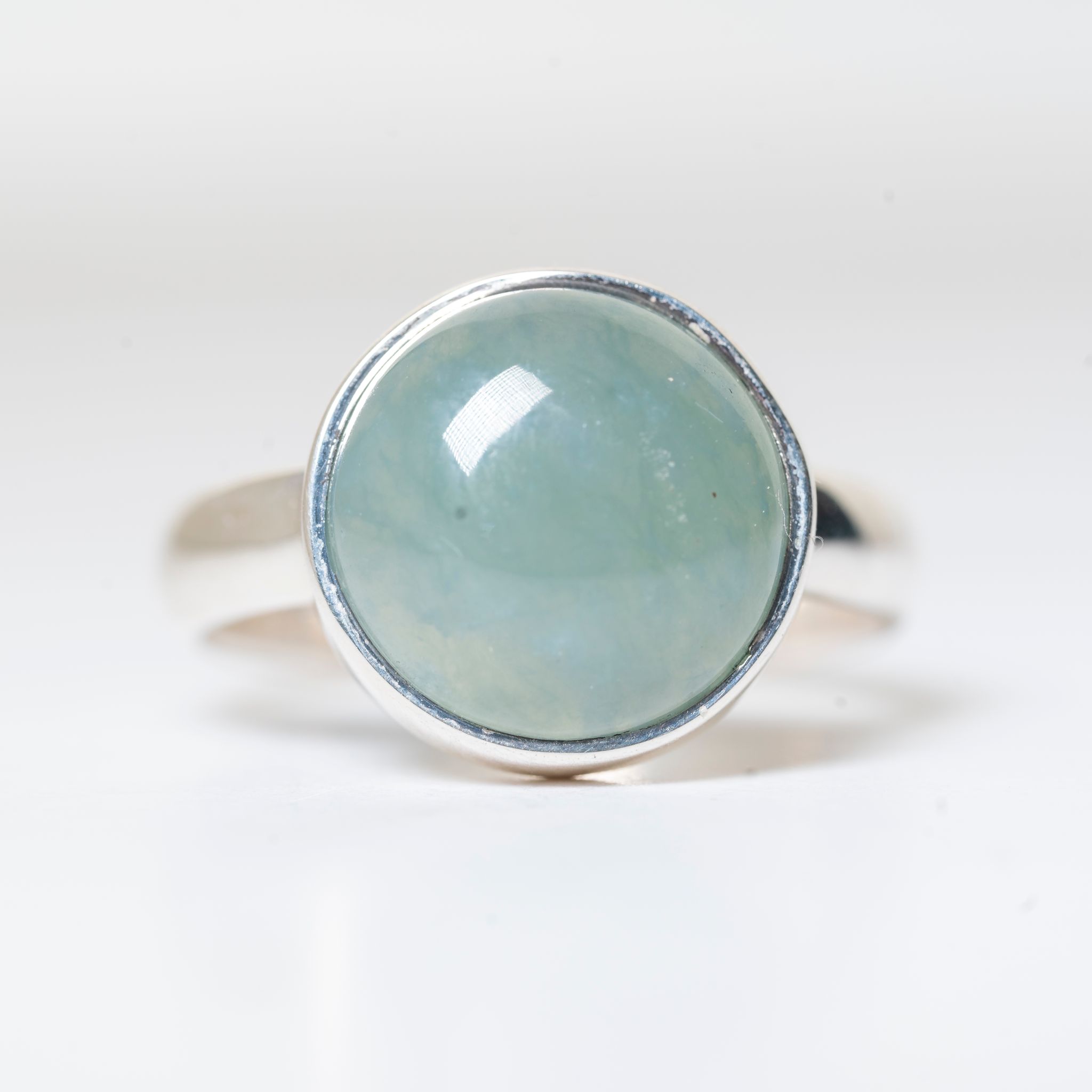 Anillo de plata 925 con Jade traslúcido de Guatemala, un diseño exclusivo de Punay Project hecho a mano en el Taller de joyería en España.
