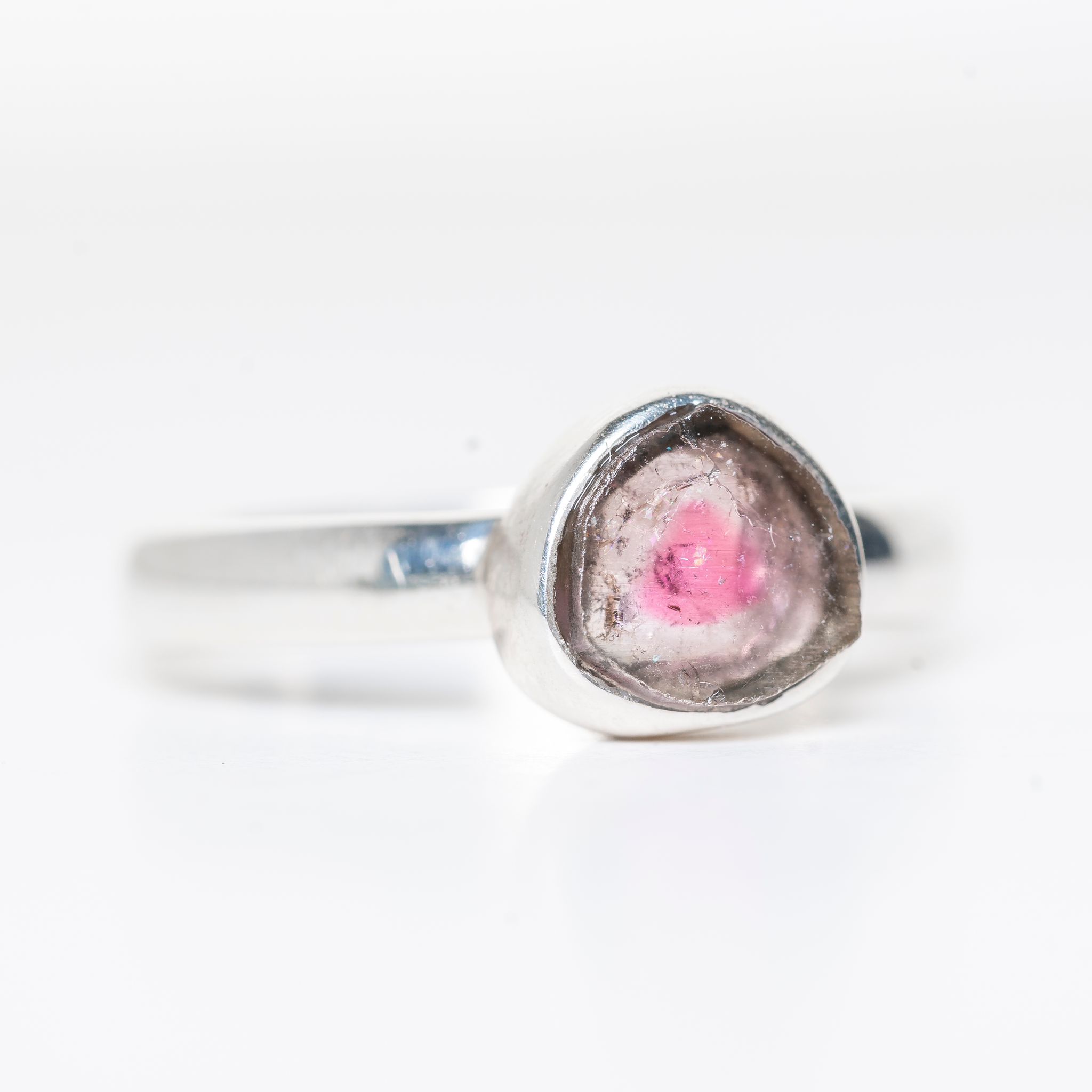 Anillo de plata 925 con Turmalina Sandía, un diseño exclusivo de Punay Project hecho a mano en el Taller de joyería en España.