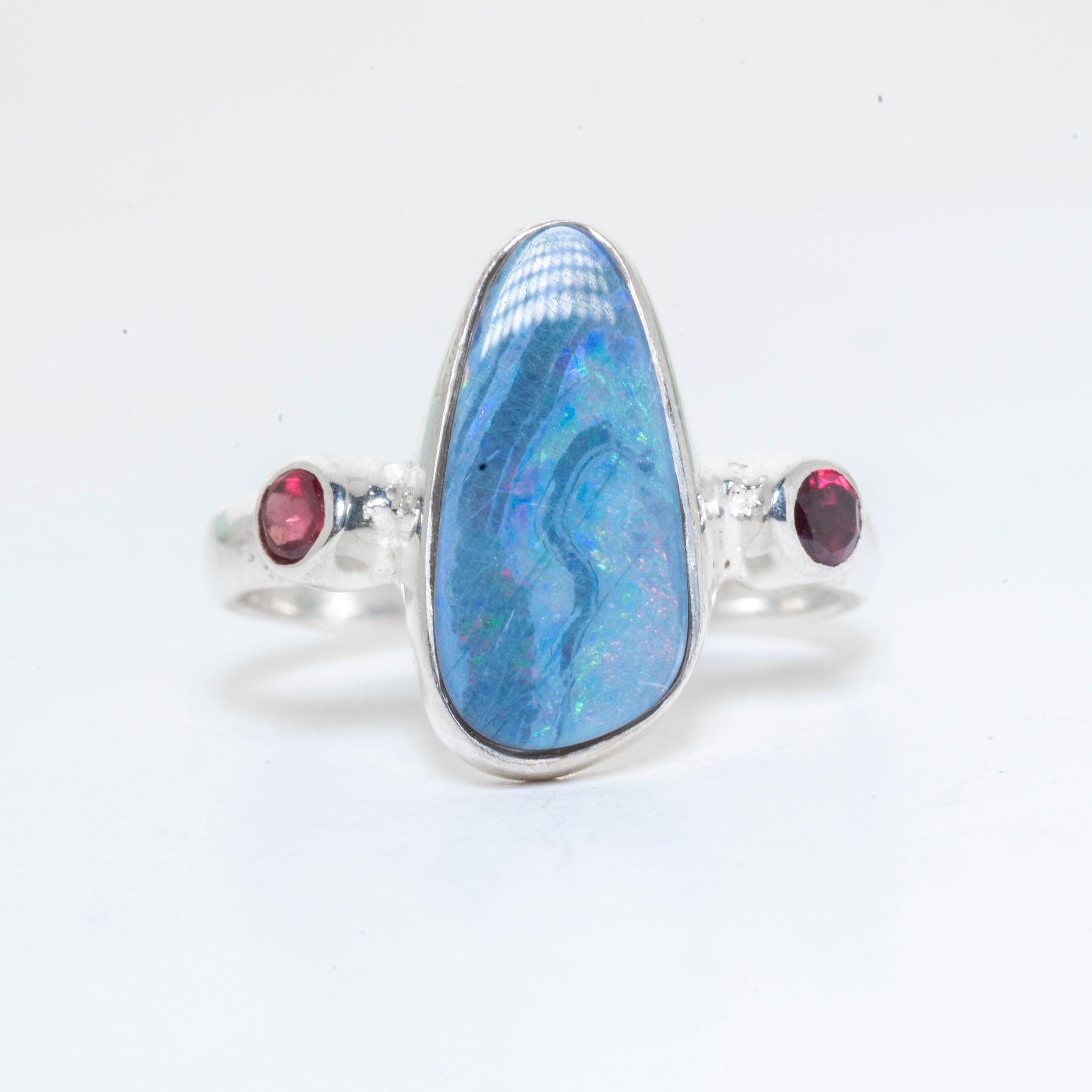 Anillo de plata 925 con Ópalo australiano y Rodolitas, un diseño exclusivo de Punay Project hecho a mano en el Taller de joyería en España.