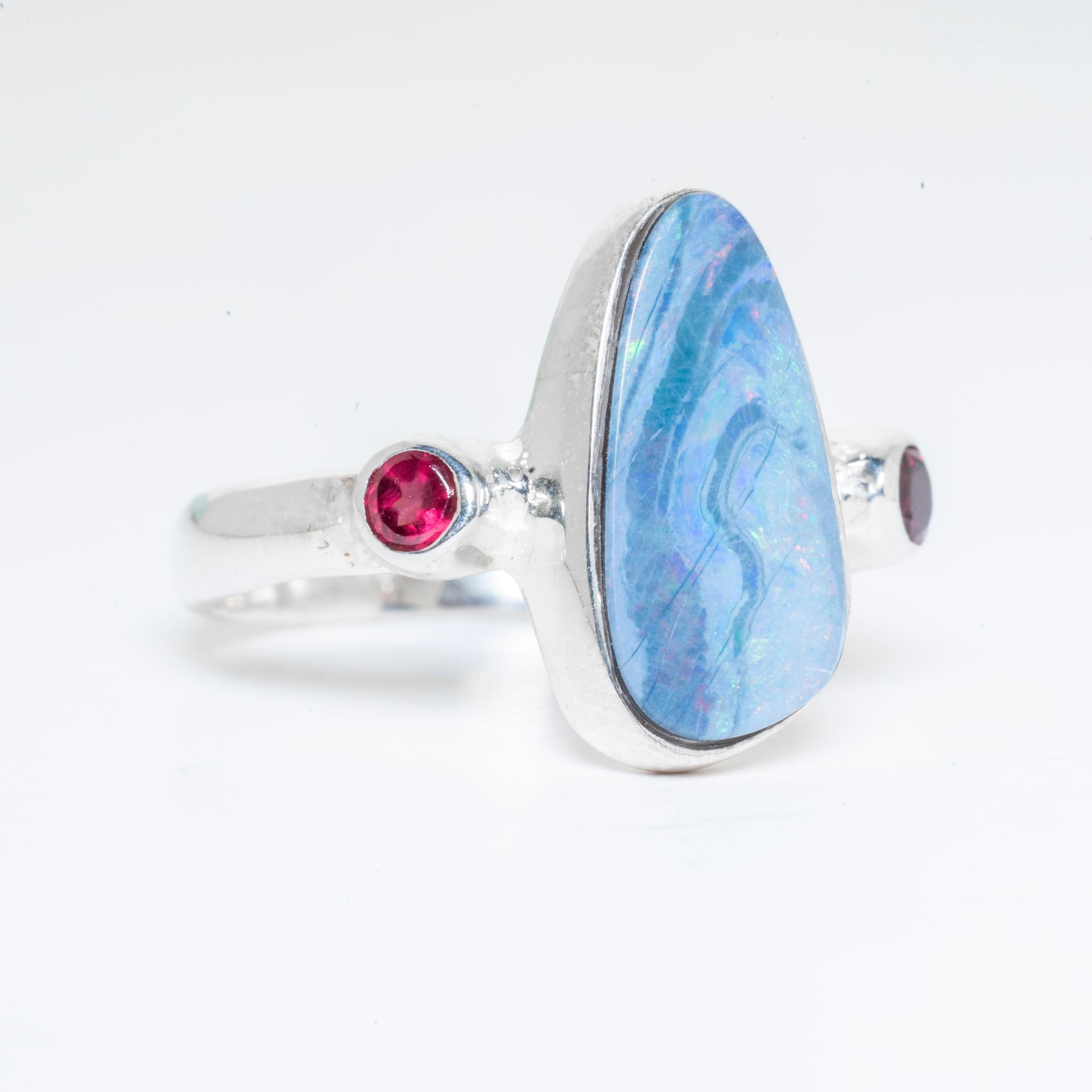 Anillo de plata 925 con Ópalo australiano y Rodolitas, un diseño exclusivo de Punay Project hecho a mano en el Taller de joyería en España.