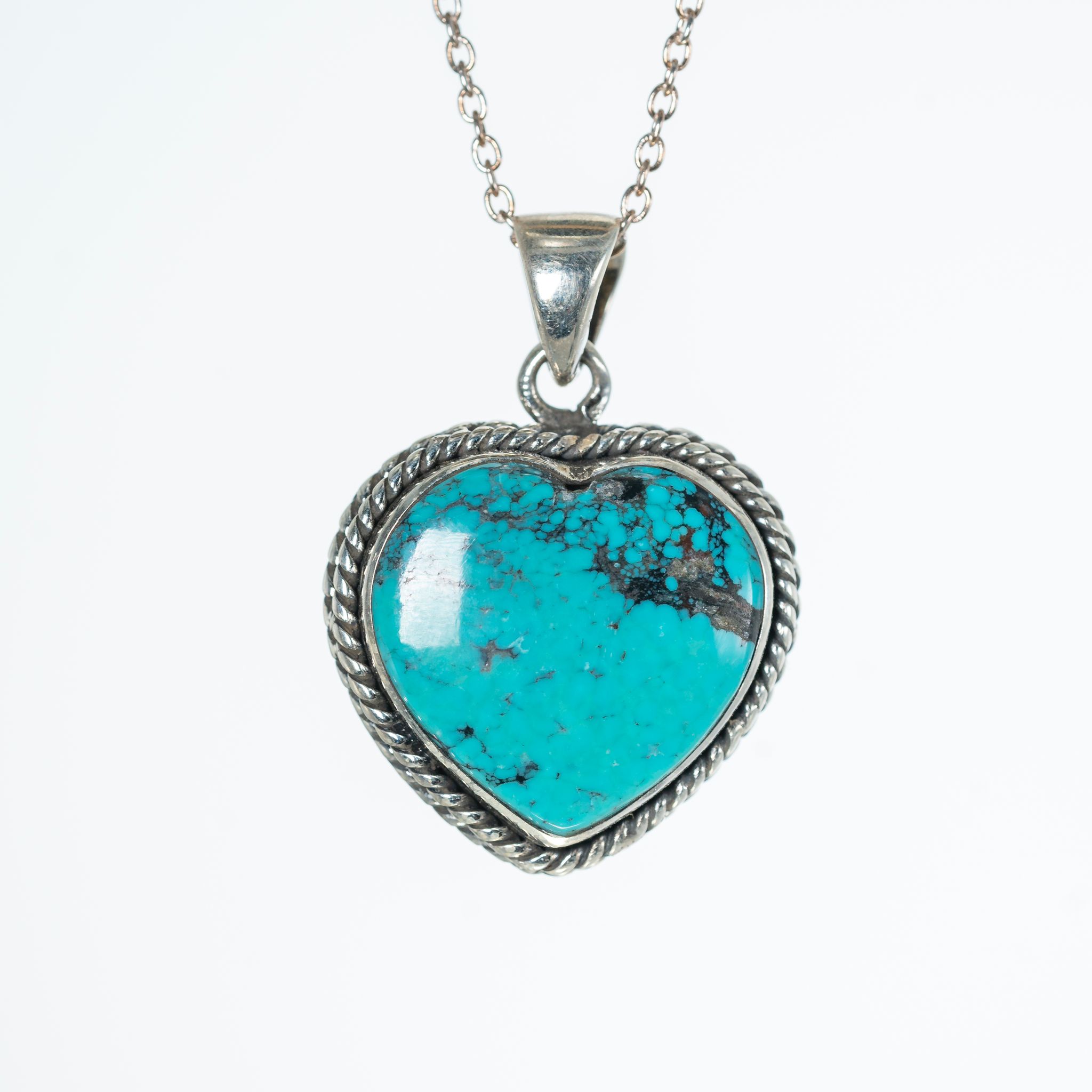 Colgante de plata 925 con corazón de Turquesa hecho a mano por Punay Project en el taller de joyería de España