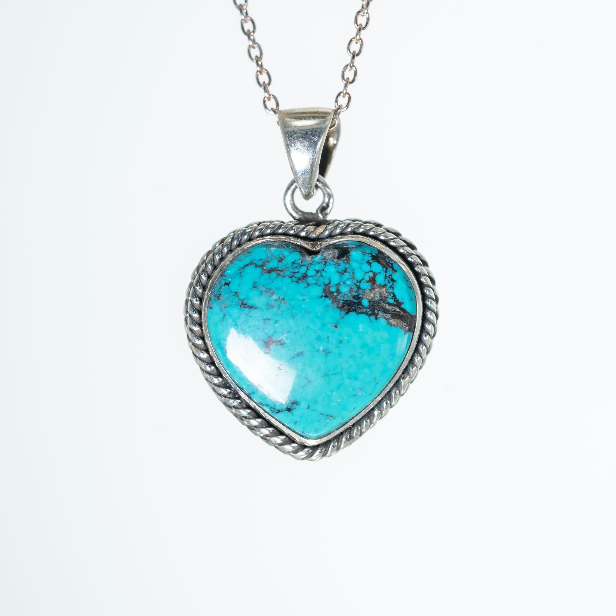 Colgante de plata 925 con corazón de Turquesa hecho a mano por Punay Project en el taller de joyería de España