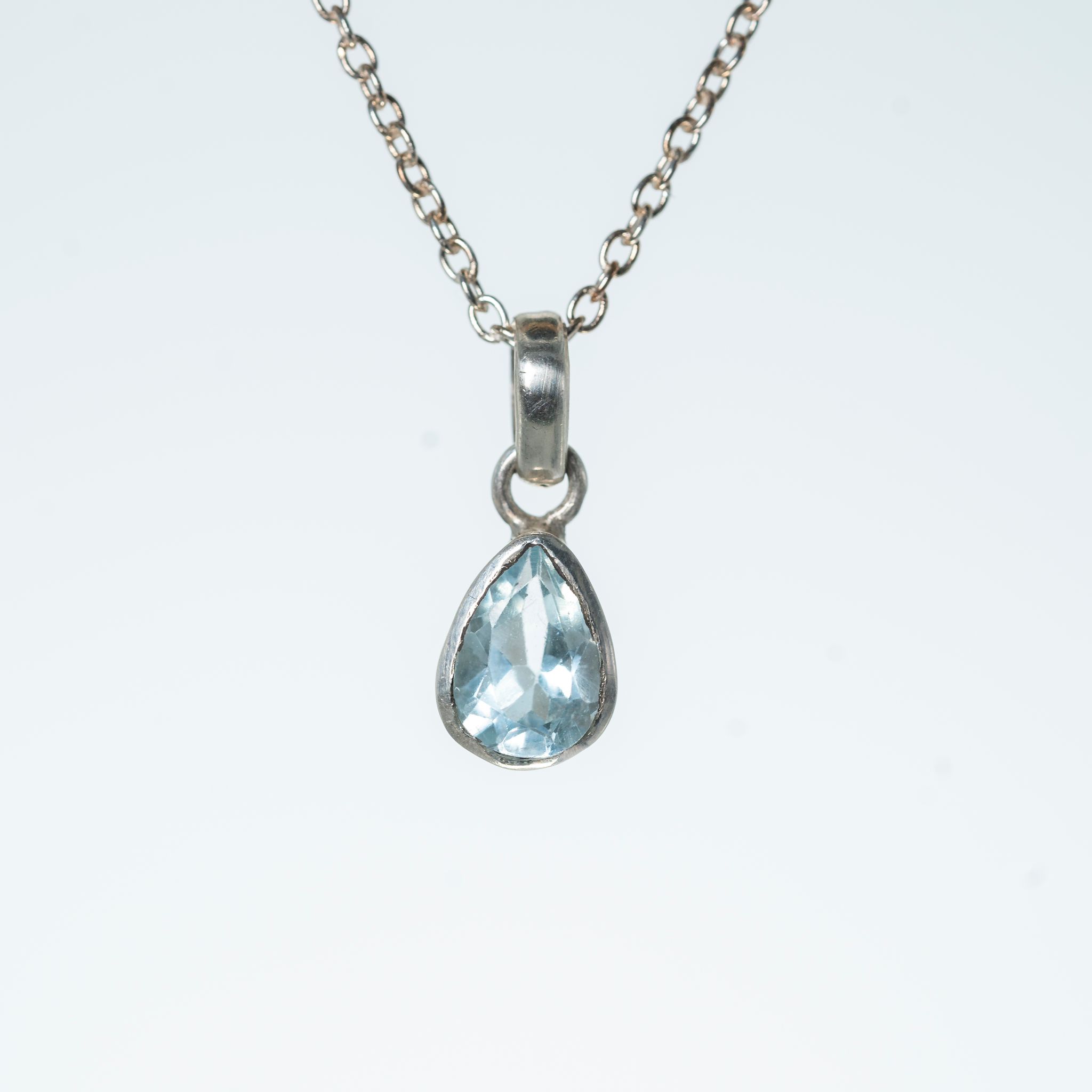 Colgante de plata 925 con Topacio azul facetado hecho a mano por Punay Project en el taller de joyería de España