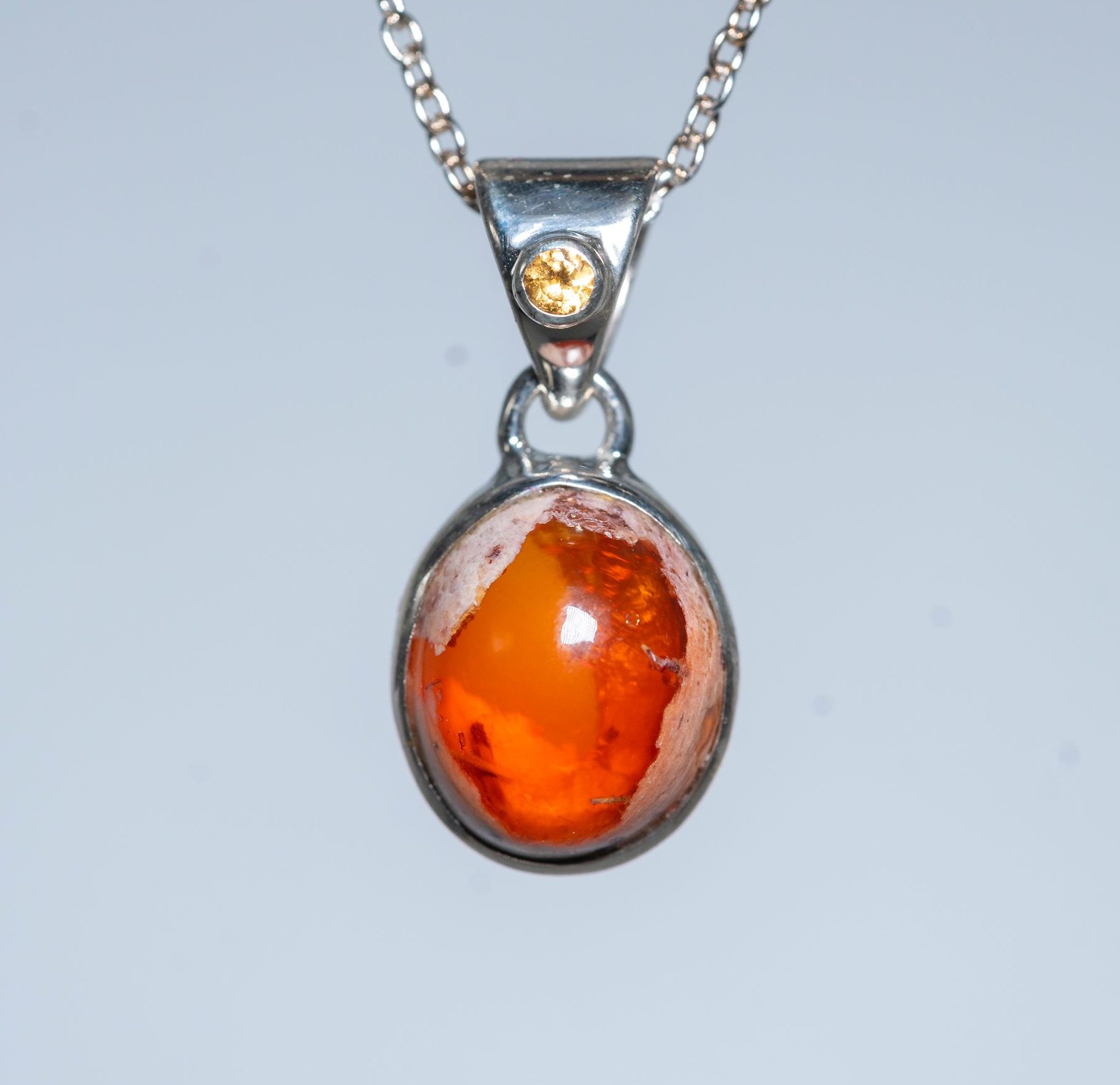 Colgante de plata 925 con Ópalo de Fuego Mexicano y Turmalina Amarilla hecho a mano por Punay Project en el taller de joyería de España