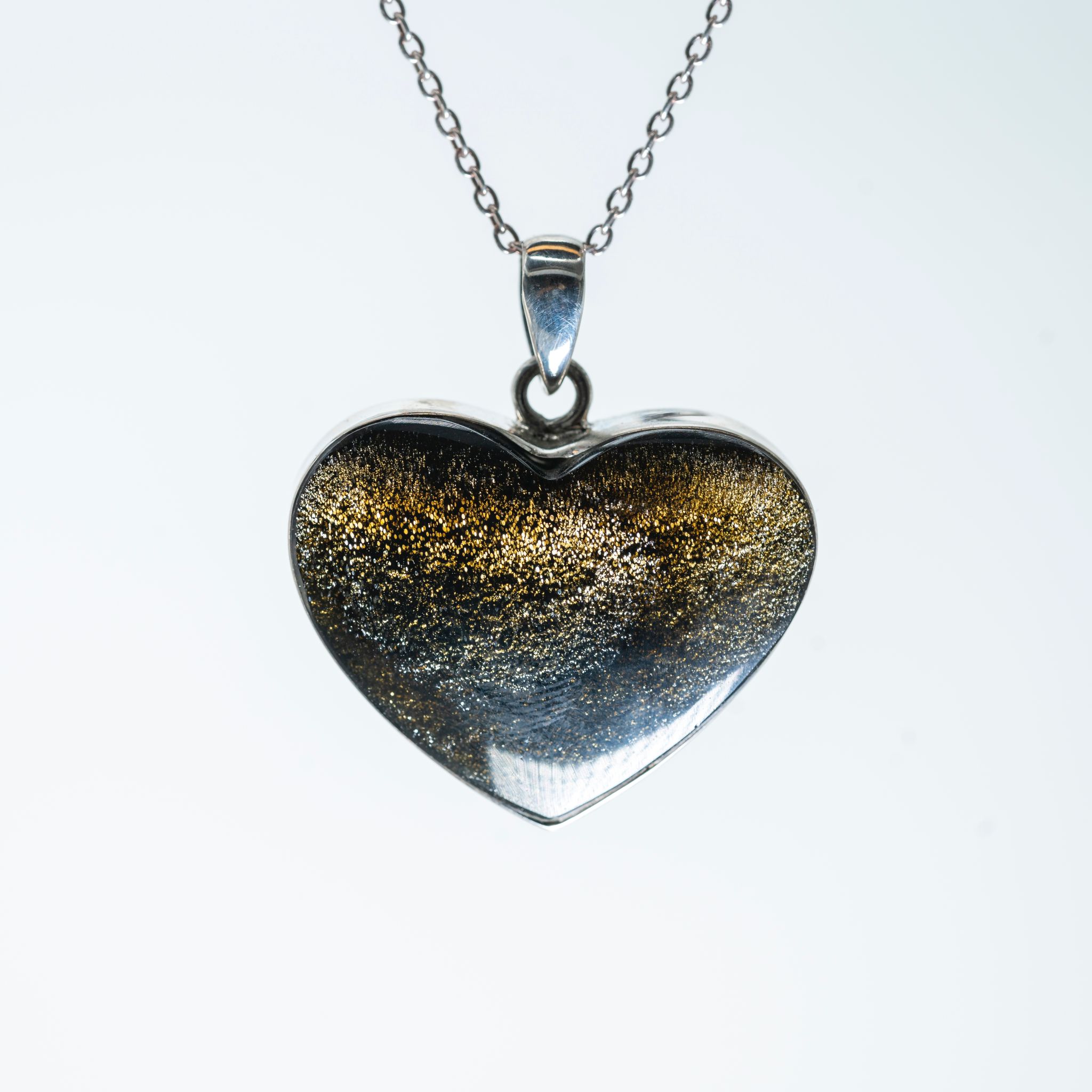 Colgante de plata 925 con corazón de Obsidiana hecho a mano por Punay Project en el taller de joyería de España