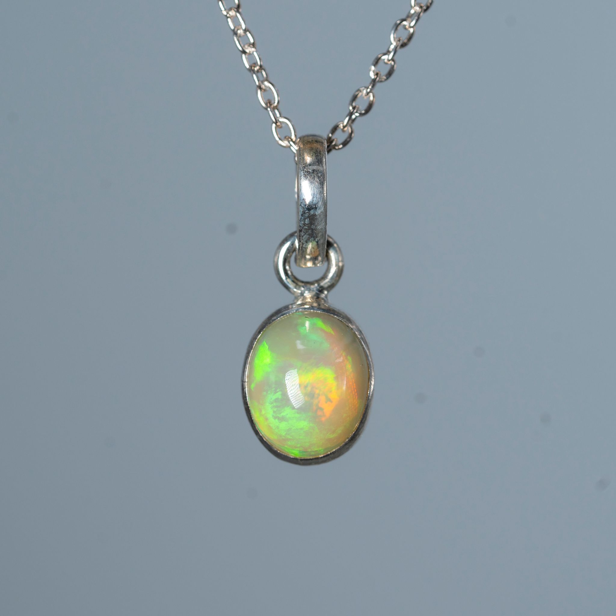 Colgante de plata 925 con Ópalo Etíope hecho a mano por Punay Project en el taller de joyería de España