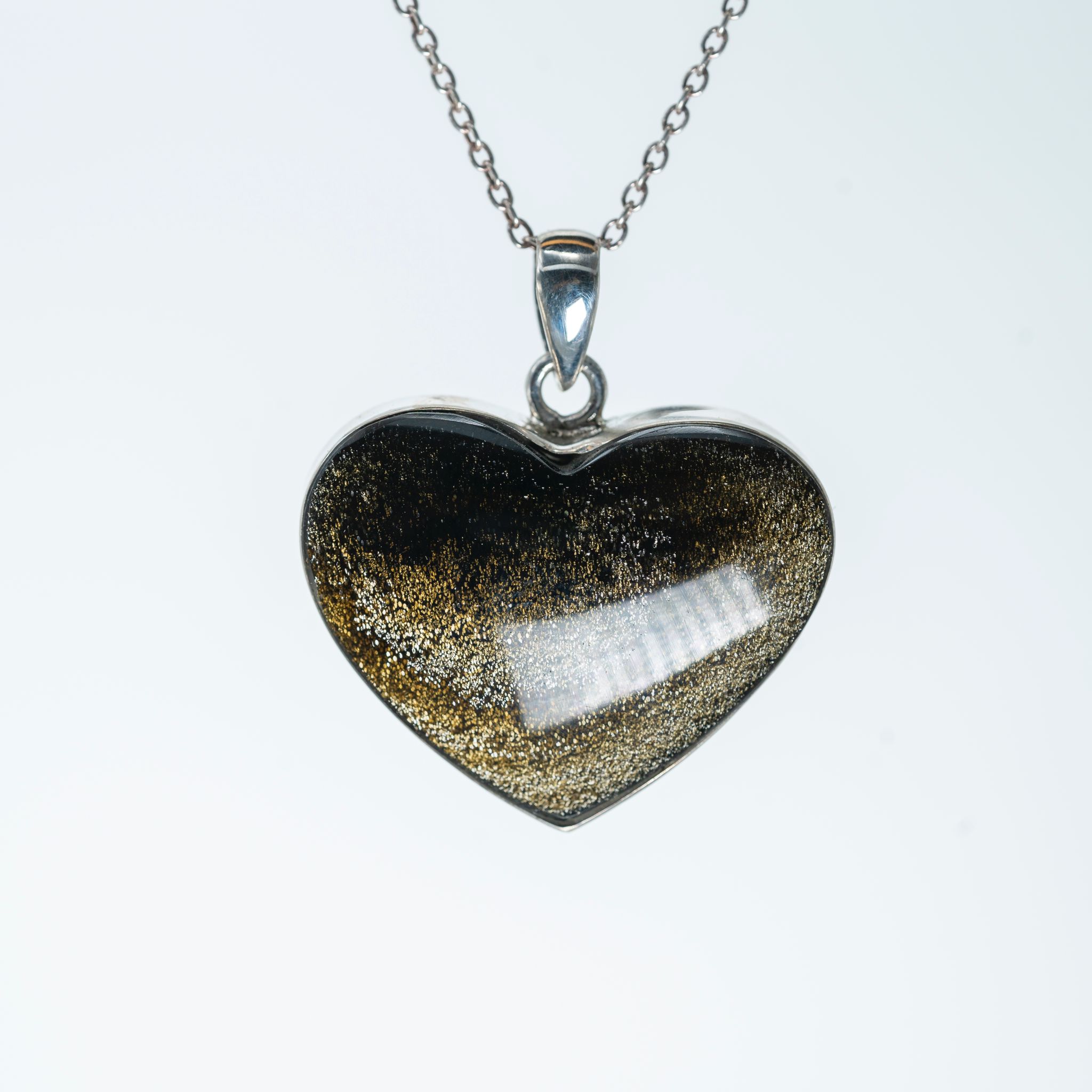 Colgante de plata 925 con corazón de Obsidiana hecho a mano por Punay Project en el taller de joyería de España