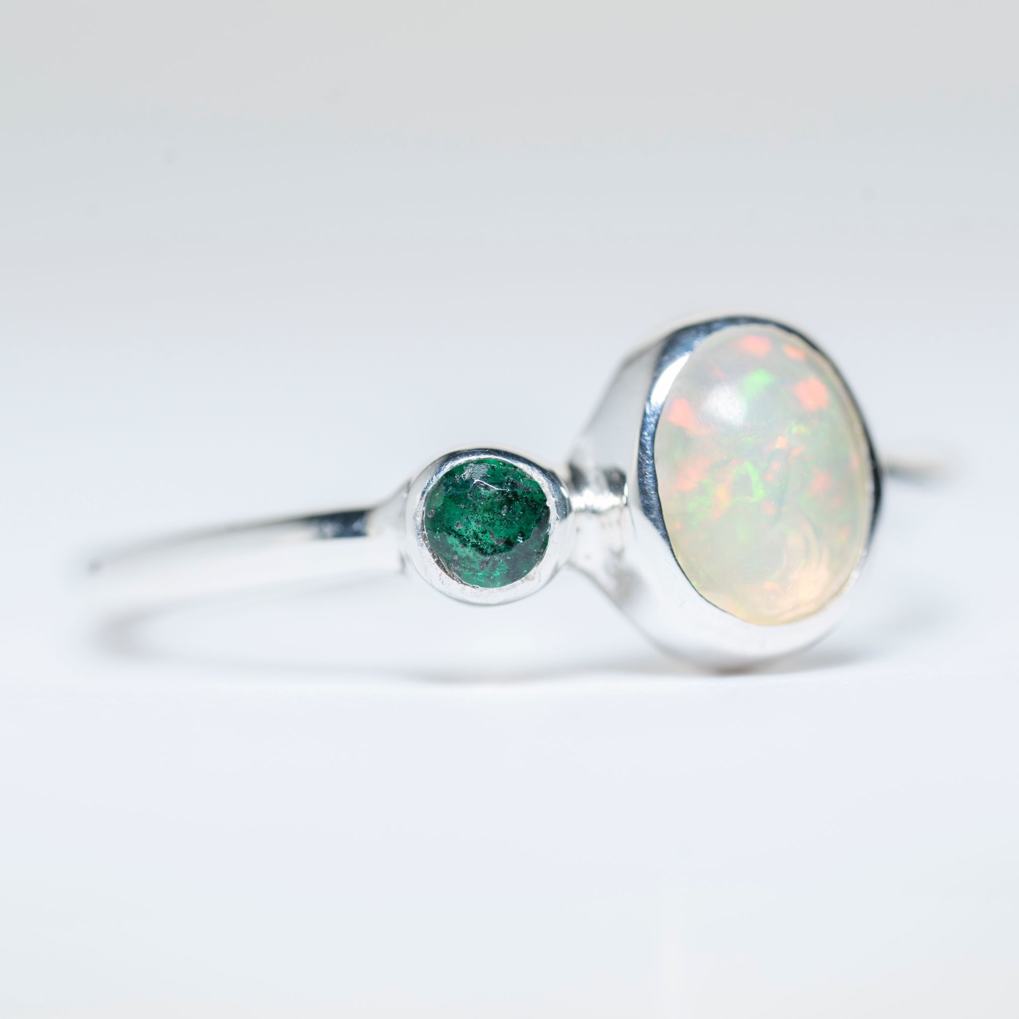 Anillo de plata 925 con Ópalo de Fuego y esmeralda talla brillante, un diseño exclusivo hecho a mano por Punay Project en el taller de joyería de España.