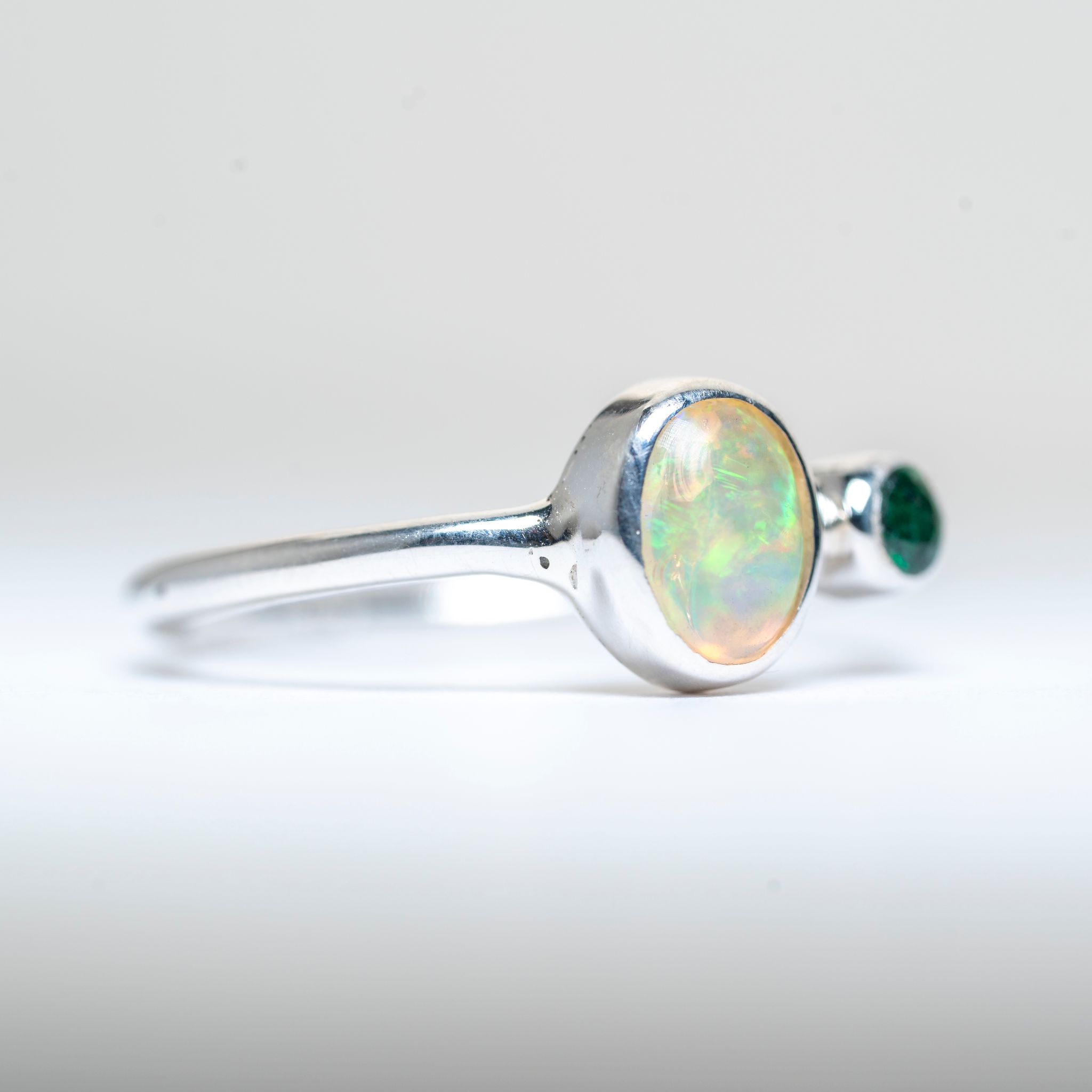 Anillo de plata 925 con Ópalo de Fuego y esmeralda talla brillante, un diseño exclusivo hecho a mano por Punay Project en el taller de joyería de España.