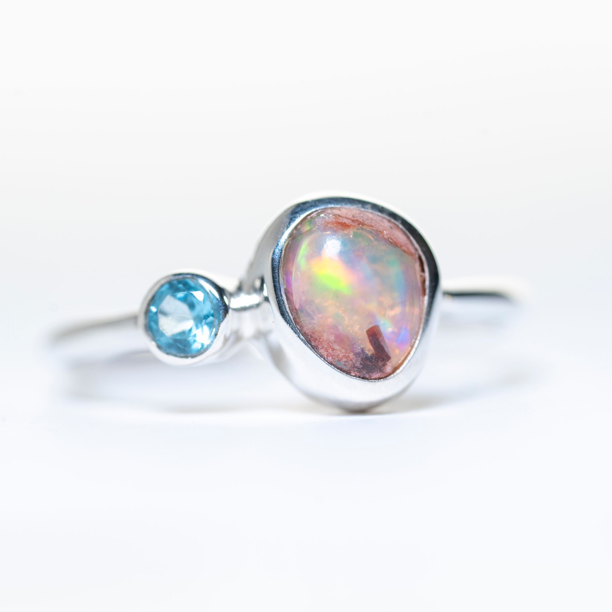 Anillo de plata 925 con Ópalo de Fuego y Topacio azul talla brillante un diseño exclusivo hecho a mano por Punay Project en el taller de joyería de España.