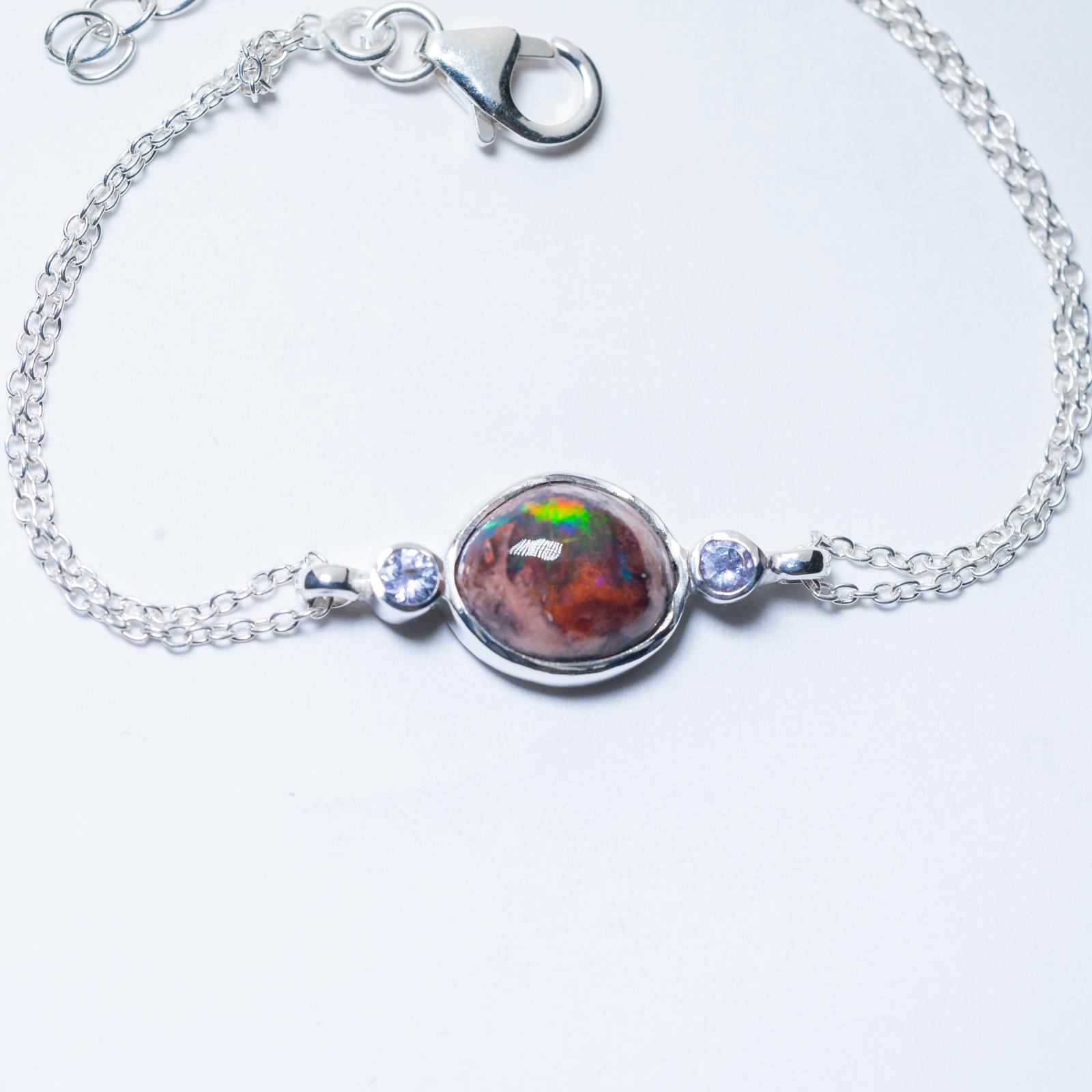 Pulsera de plata 925 con Ópalo de Fuego mexicano y dos Tanzanitas naturales talla brillante; un diseño exclusivo hecho a mano por Punay Project en el taller de joyería de España.