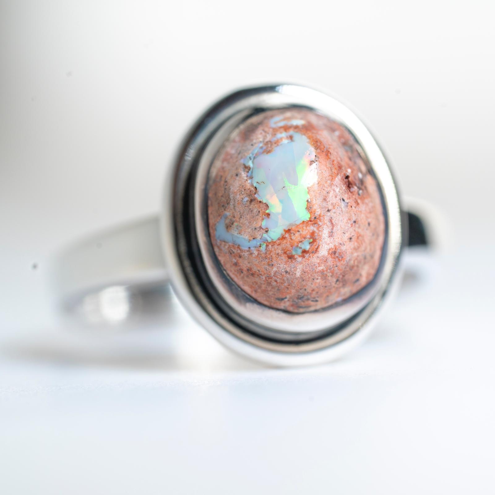 Anillo de plata 925 con Ópalo de Fuego mexicano; un diseño exclusivo hecho a mano por Punay Project en el taller de joyería de España.