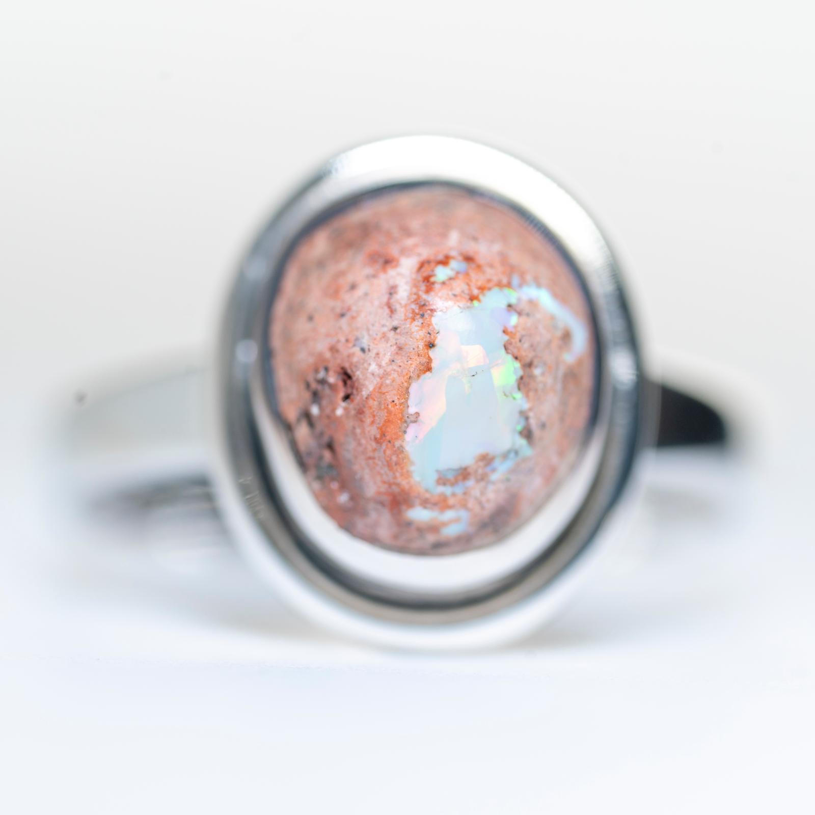 Anillo de plata 925 con Ópalo de Fuego mexicano; un diseño exclusivo hecho a mano por Punay Project en el taller de joyería de España.