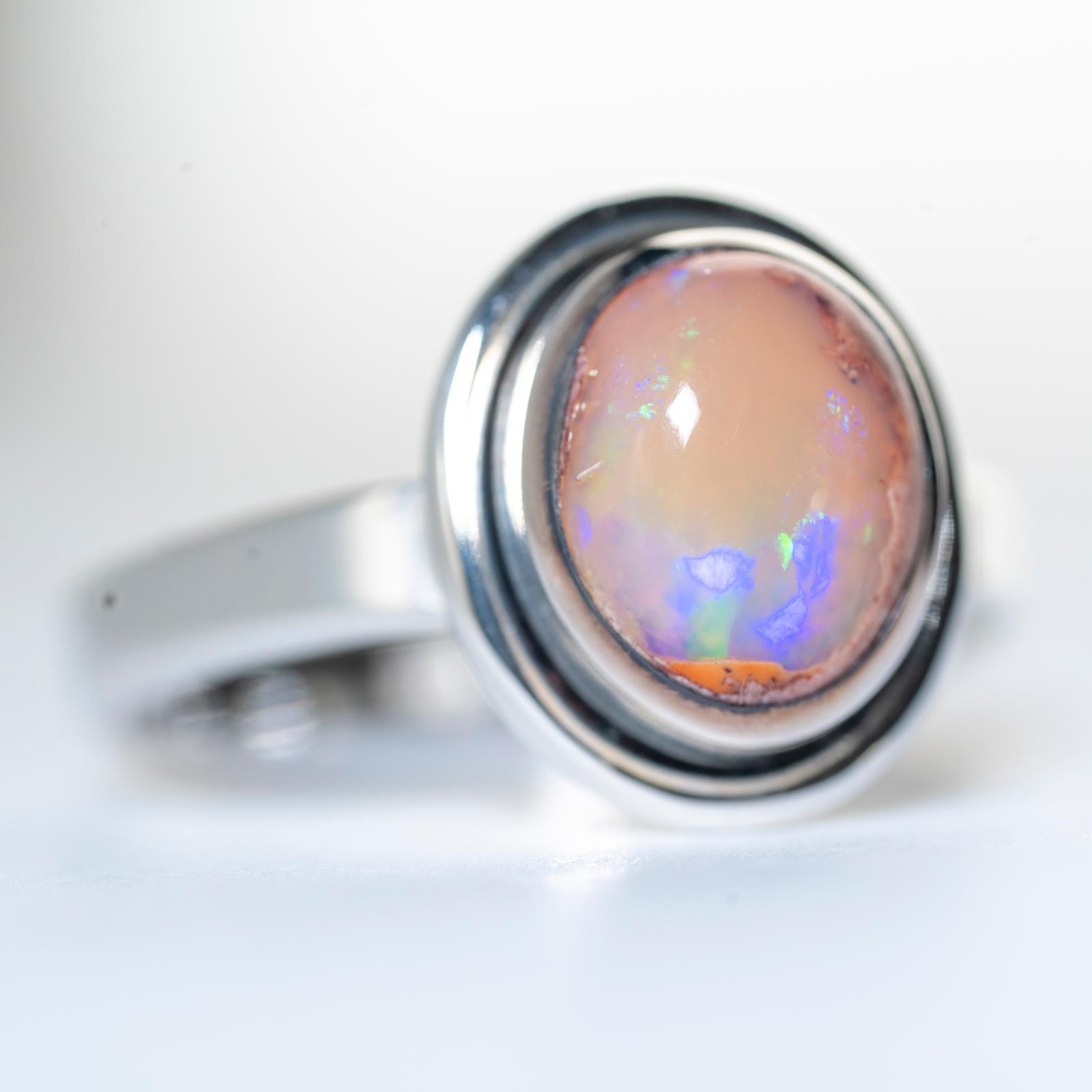 Anillo de plata 925 con Ópalo de Fuego mexicano; un diseño exclusivo hecho a mano por Punay Project en el taller de joyería de España.