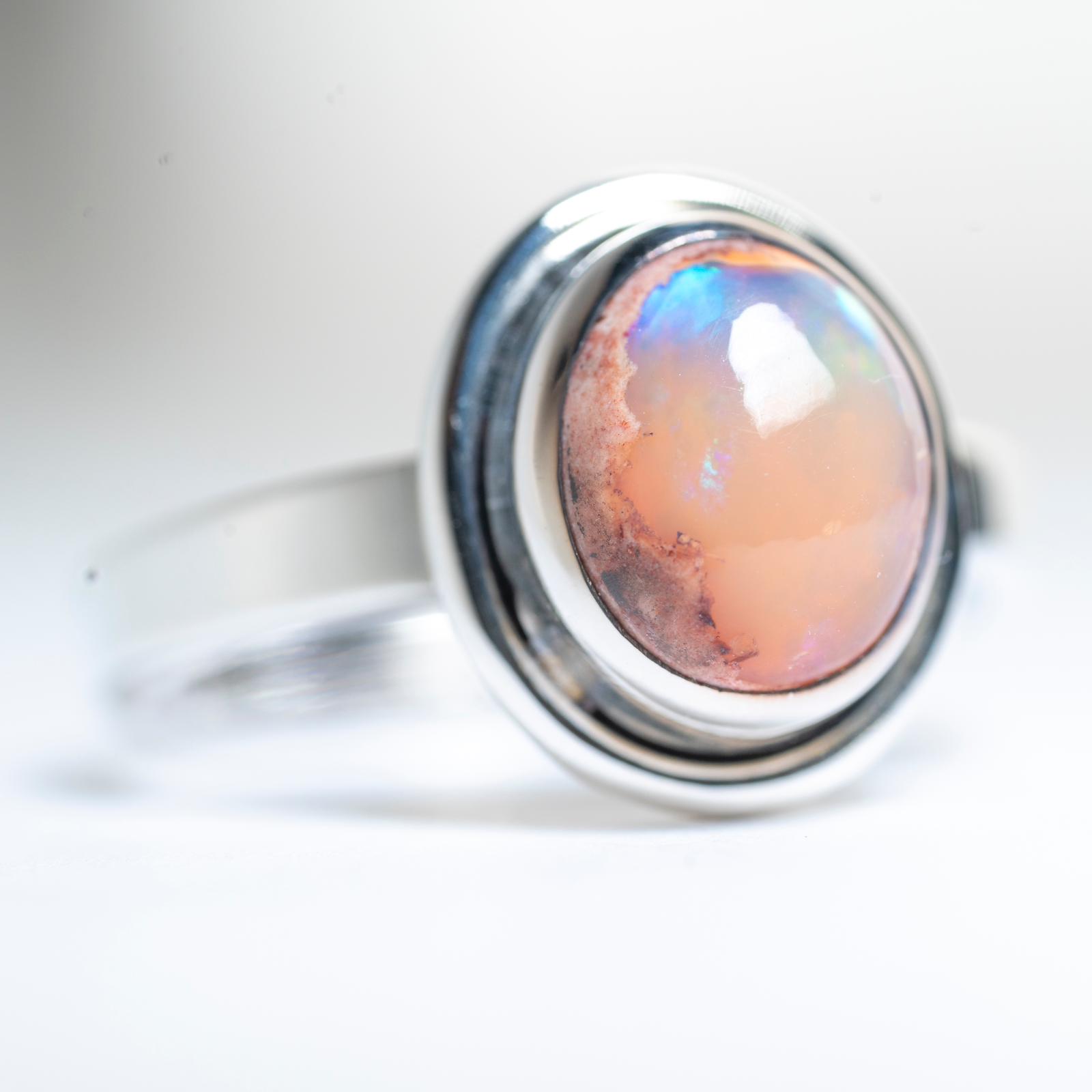 Anillo de plata 925 con Ópalo de Fuego mexicano; un diseño exclusivo hecho a mano por Punay Project en el taller de joyería de España.