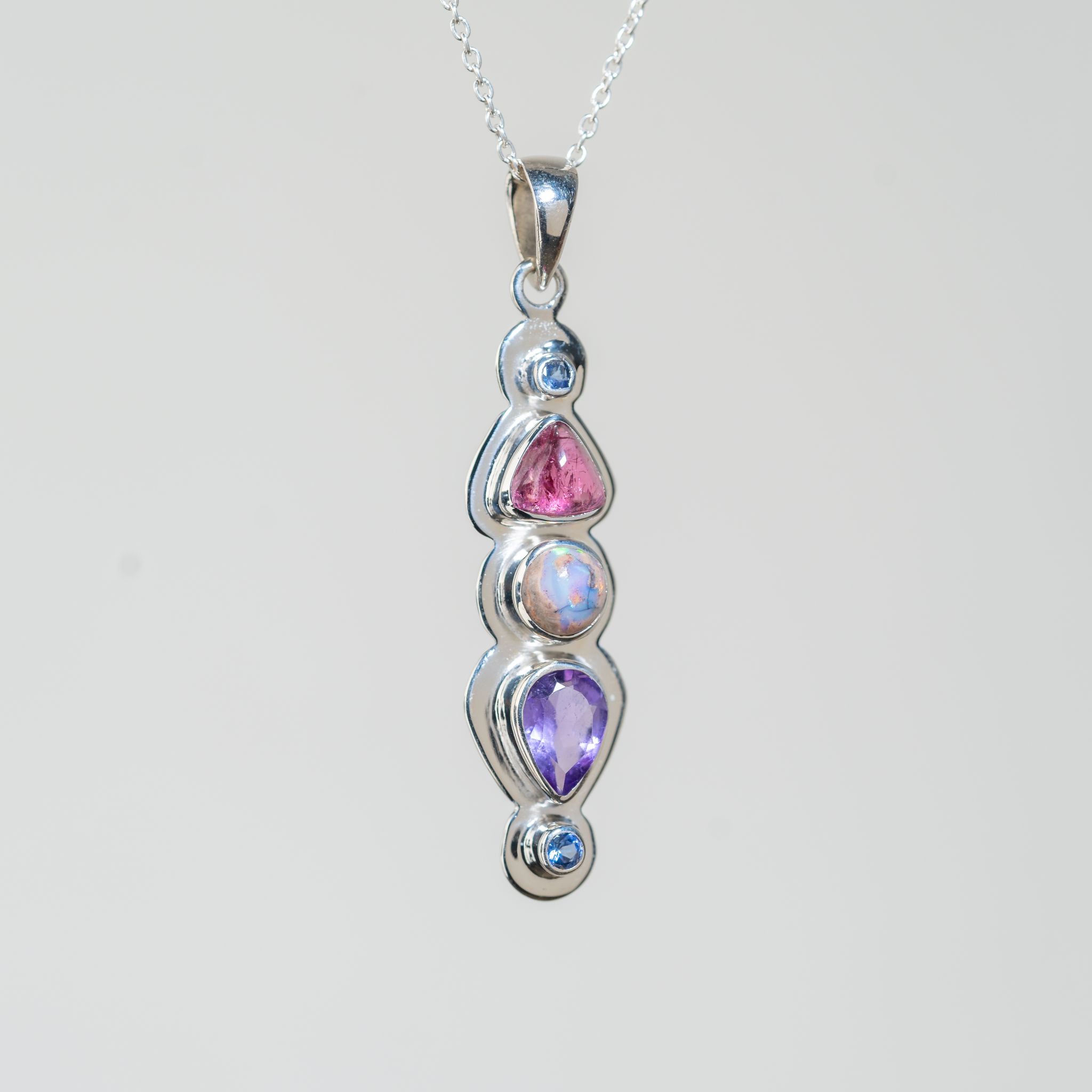 Colgante de plata 925 Turmalina Rosa, Ópalo de Fuego, Amatista y Zafiros azules. Un diseño exclusivo hecho a mano por Punay Project.