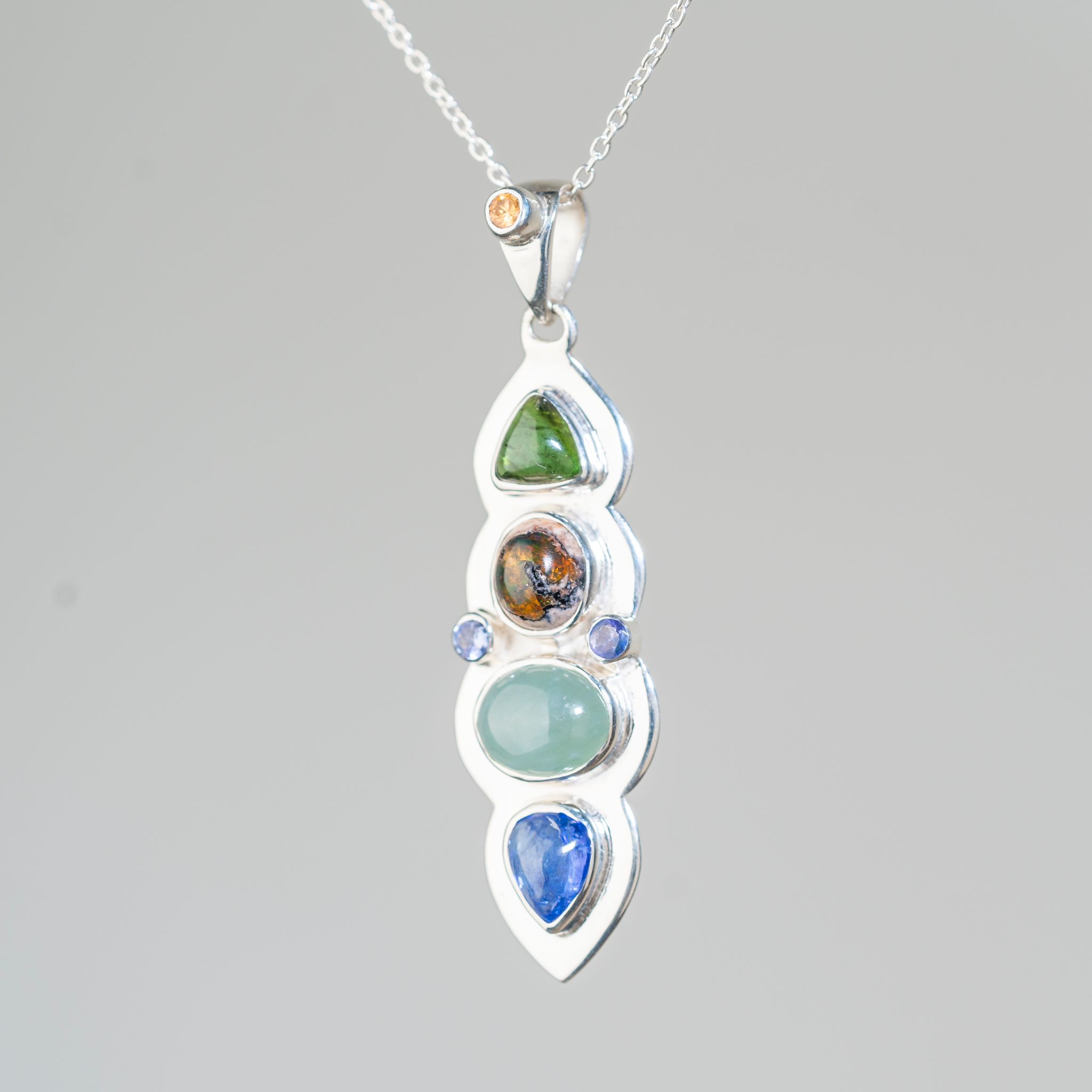 Colgante de plata 925 con Ópalo de Fuego, Turmalina Verde, Jade, Tanzanitas y Zafiro Amarillo. Un diseño exclusivo hecho a mano por Punay Project.