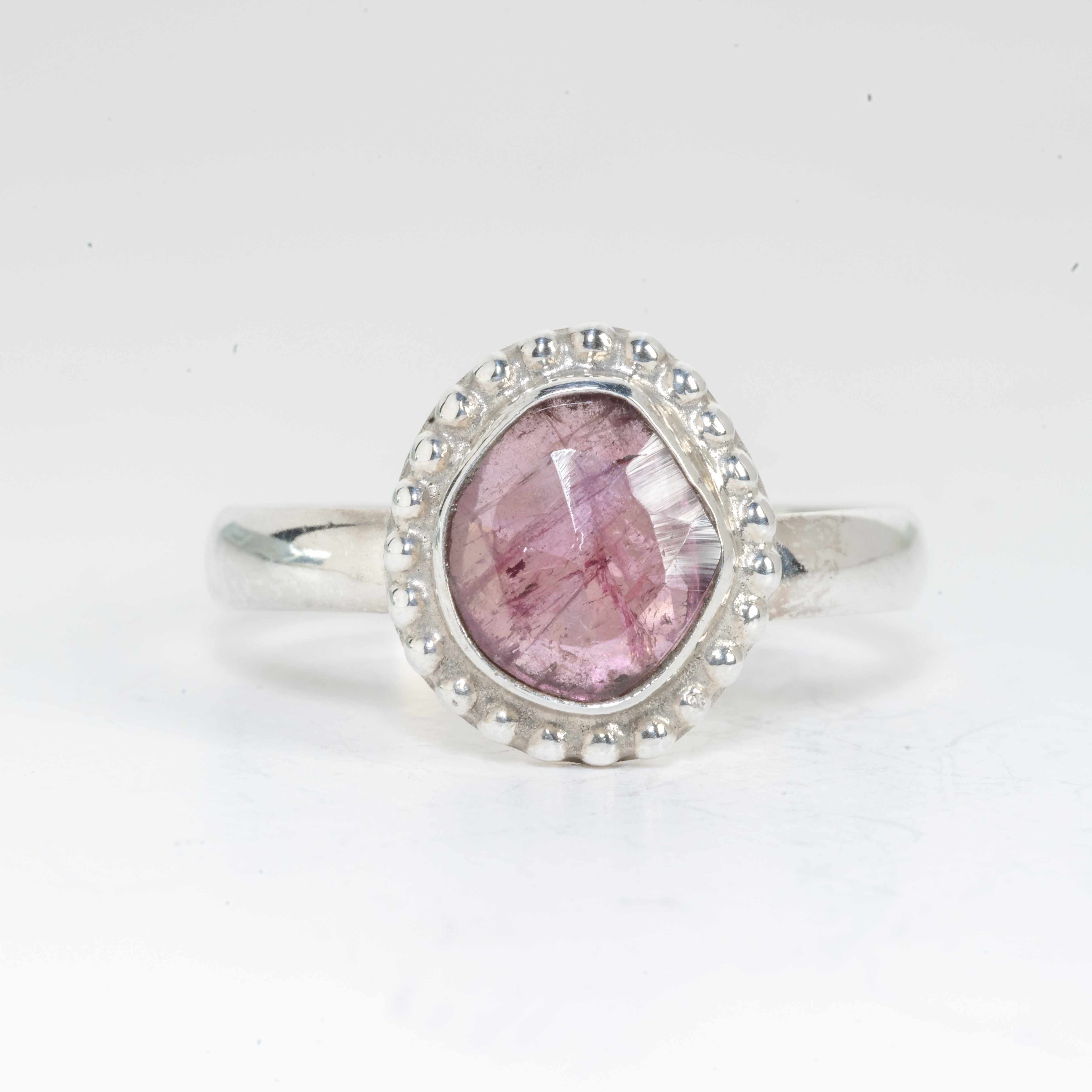 Anillo de plata 925 con Turmalina Rosa, un diseño exclusivo hecho a mano por Punay Project en el taller de joyería de España.