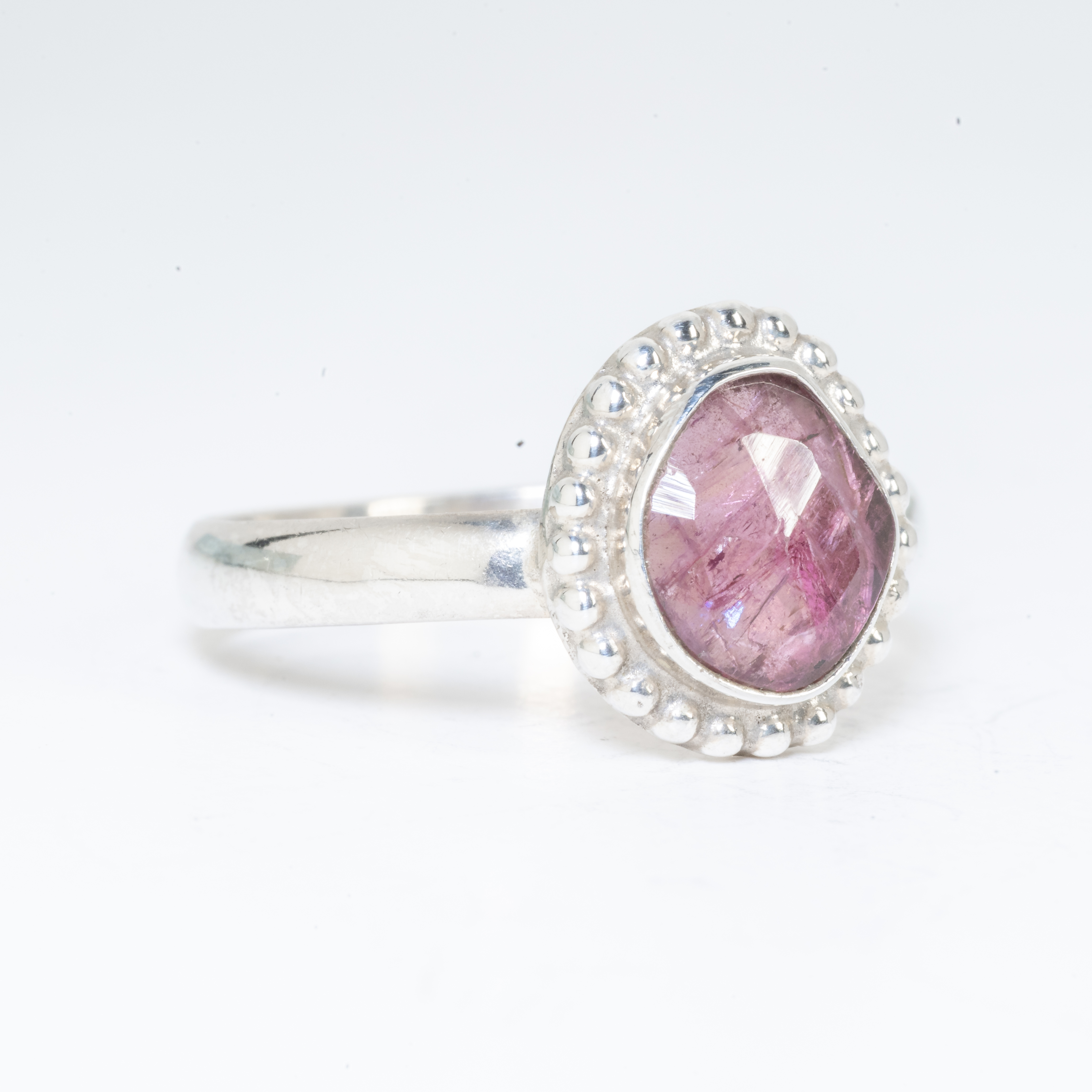 Anillo de plata 925 con Turmalina Rosa, un diseño exclusivo hecho a mano por Punay Project en el taller de joyería de España.