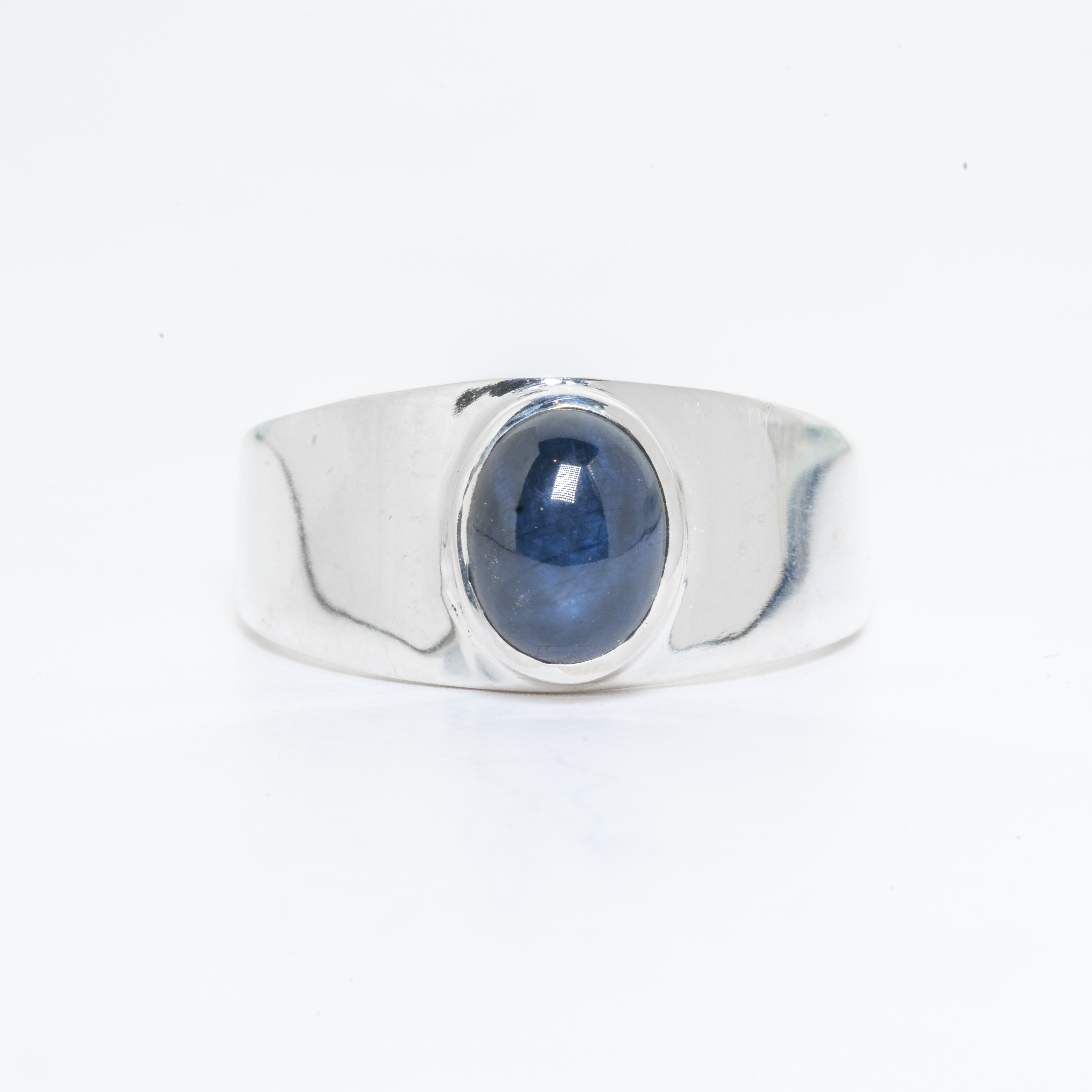 Anillo de plata 925 con Zafiro Azul Estrella; un diseño exclusivo hecho mano por Punay project en el taller de joyería de España.