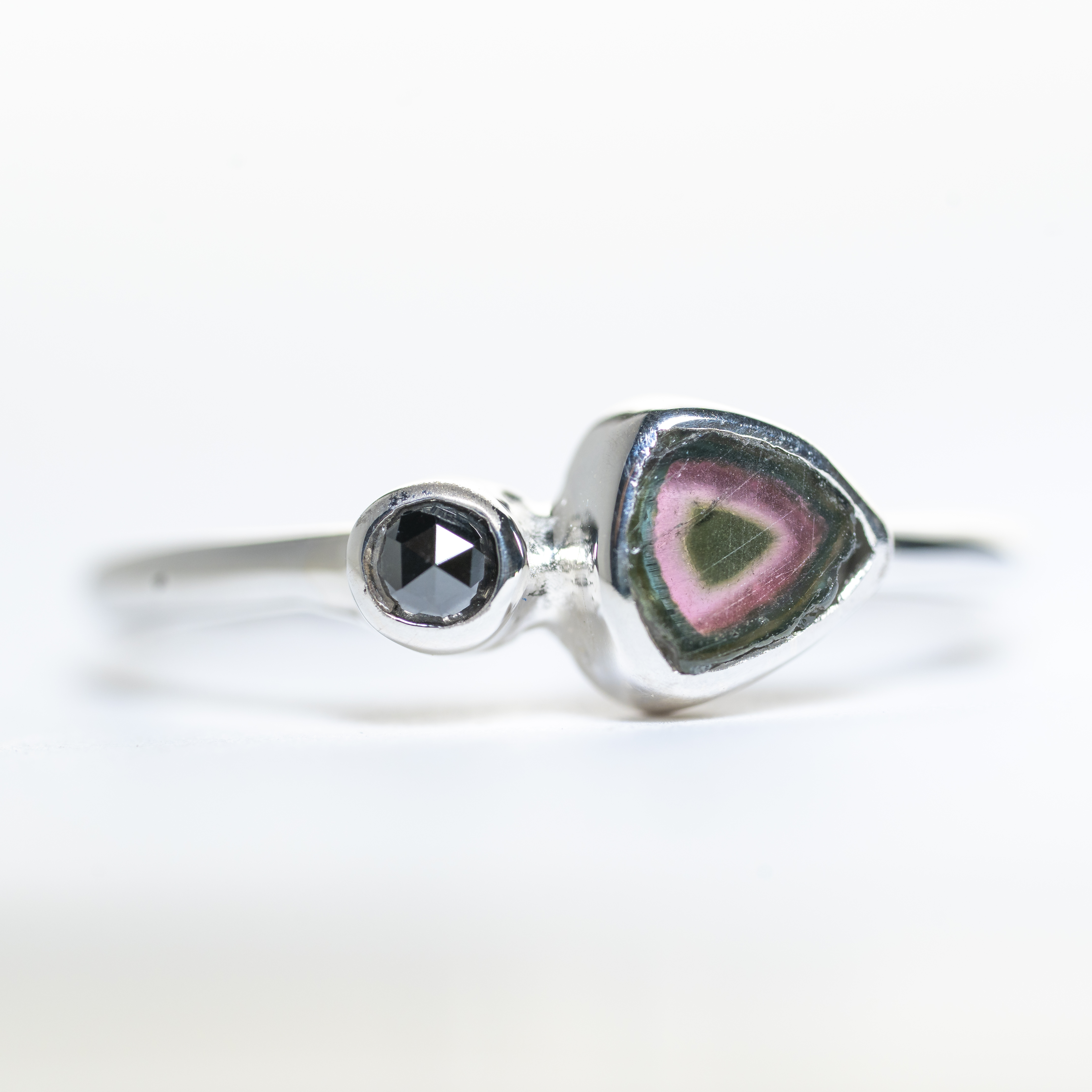 Anillo de plata 925 con Turmalina Sandía y Diamante Negro, un diseño exclusivo hecho a mano por Punay Project en el taller de joyería de España.