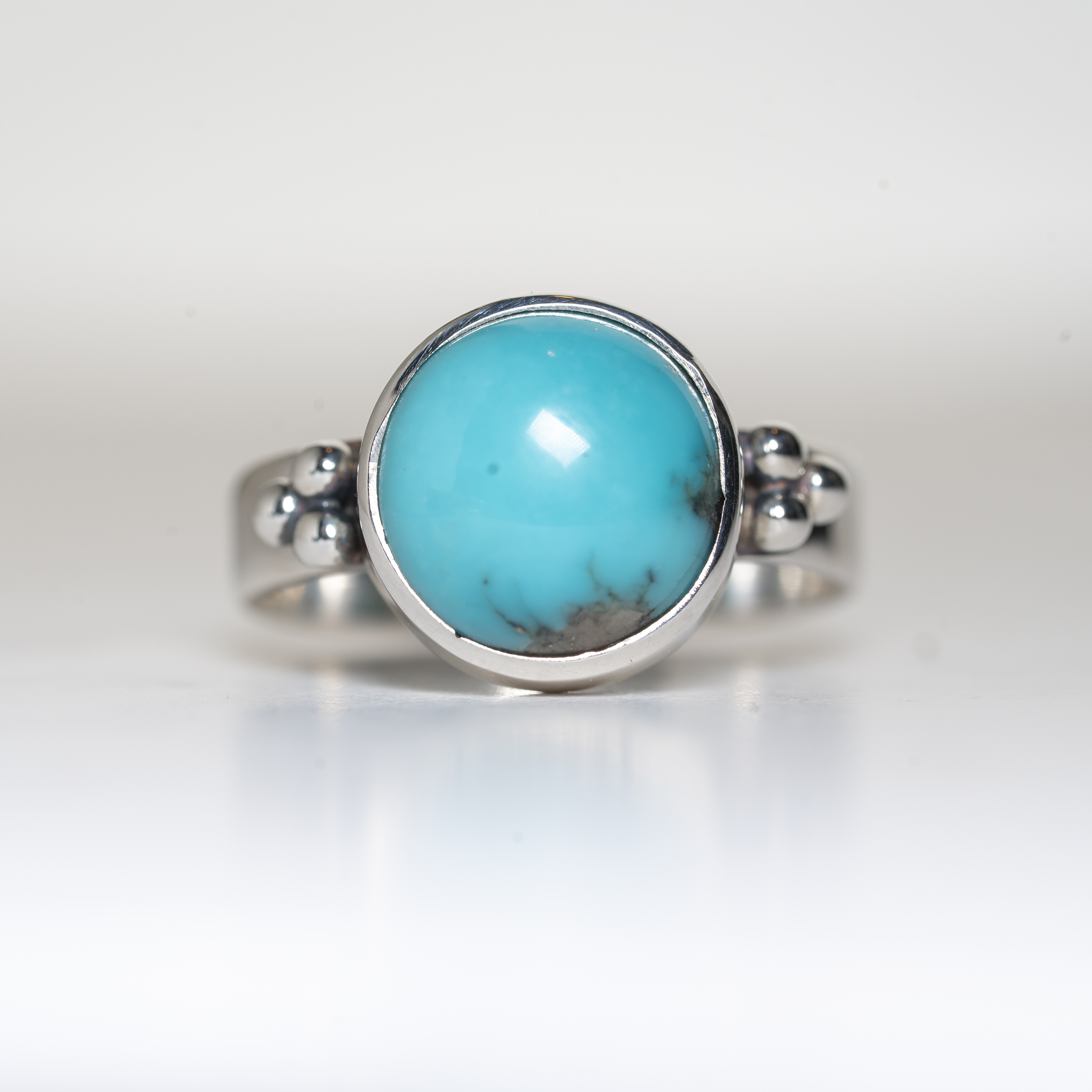 Anillo de plata 925 con Turquesa natural, un diseño exclusivo hecho a mano por Punay Project en el taller de joyería de España.